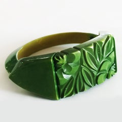 Art Deco unusual carved and overy dyed stretch bakelite bracelet bangle