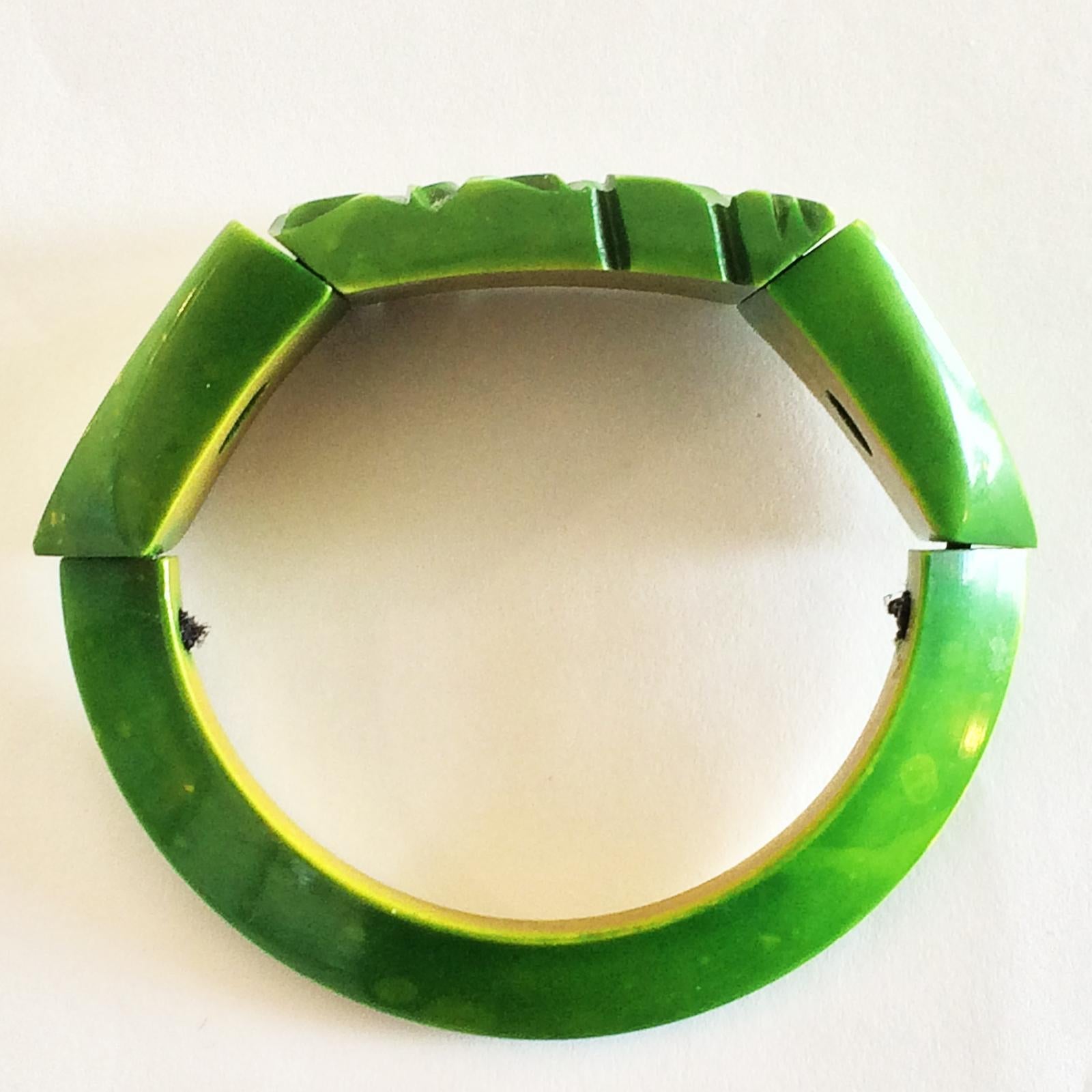 Art Deco unusual carved and overy dyed stretch bakelite bracelet bangle In Good Condition For Sale In Daylesford, Victoria