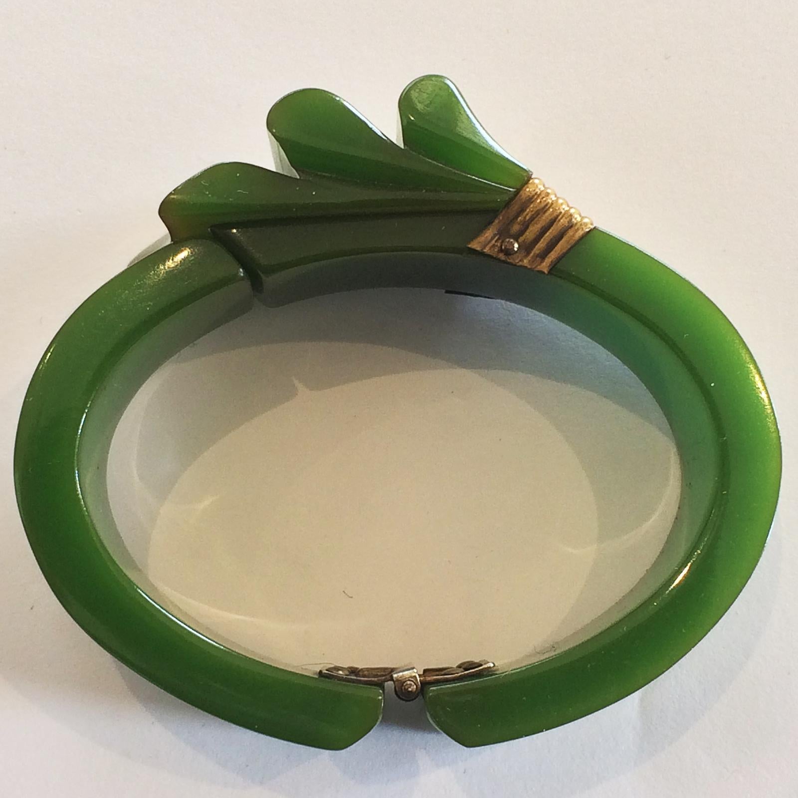 Rare Art Deco Jade Green bakelite ribbon hinged clamper bangle In Good Condition For Sale In Daylesford, Victoria