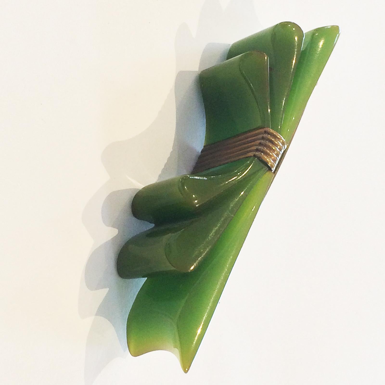 Art Deco Bakelite Ribbon brooch or pin In Excellent Condition In Daylesford, Victoria