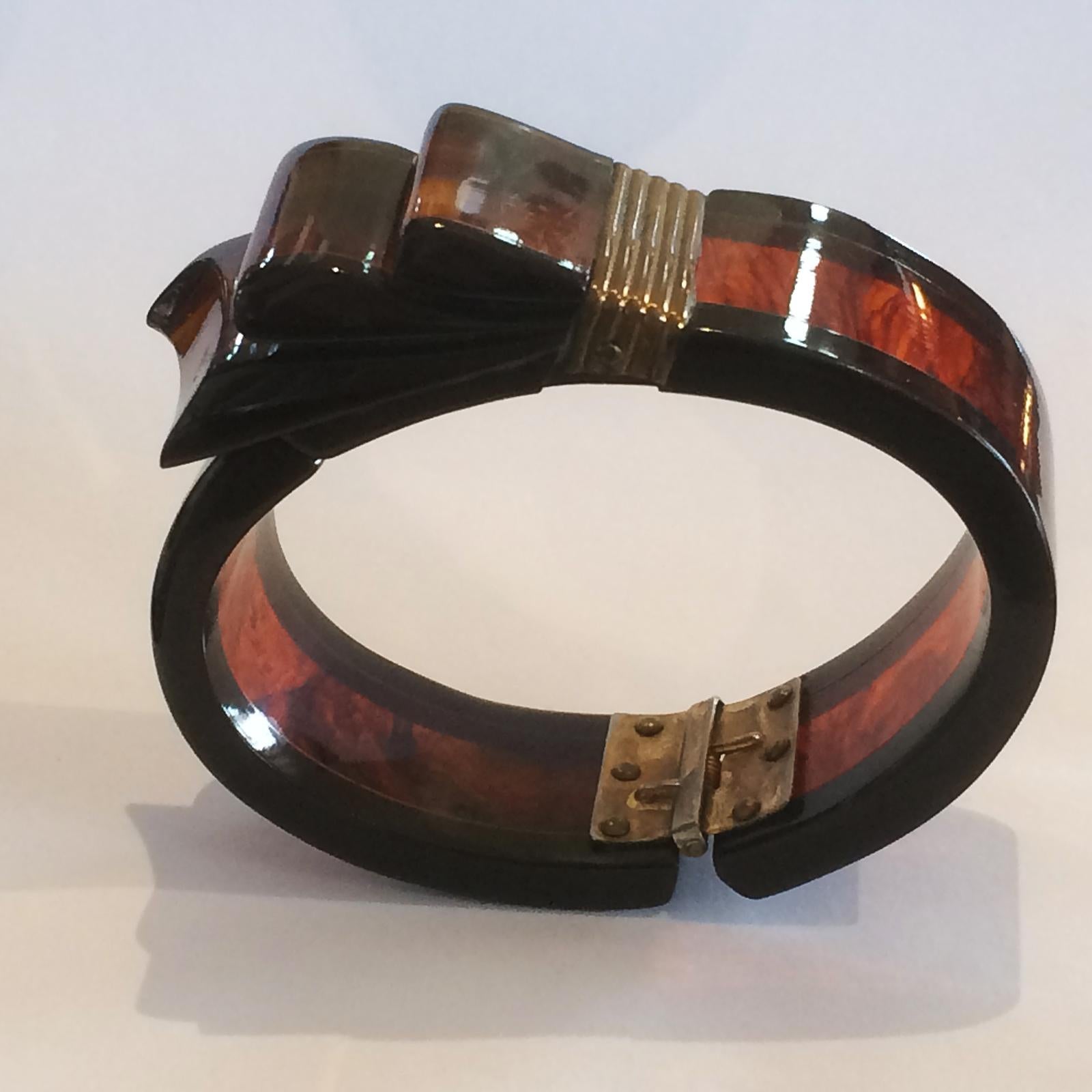 Rare Art Deco Black and Root beer bakelite ribbon hinged clamper bangle In Good Condition For Sale In Daylesford, Victoria
