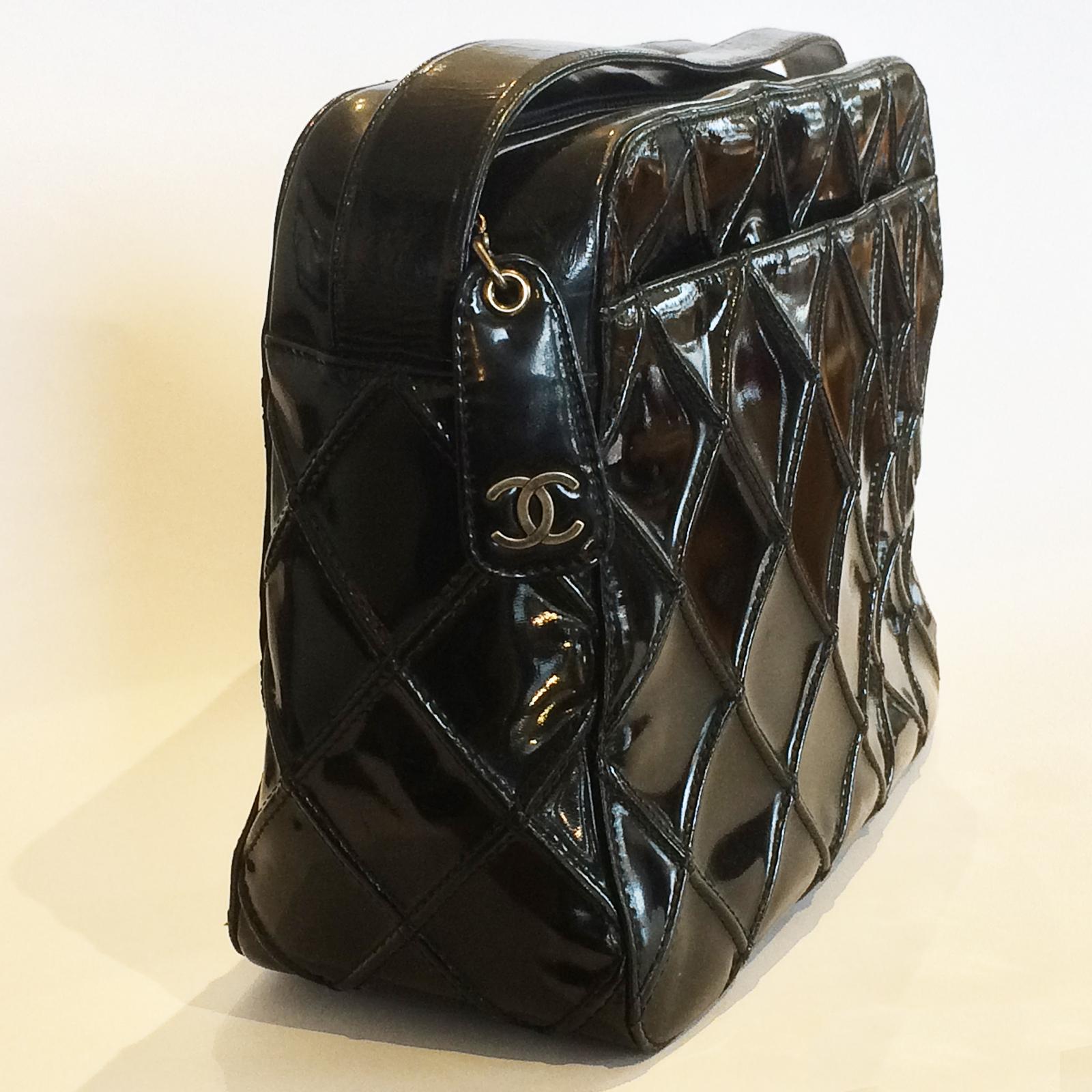 Chanel Vintage Black Enamel Patent Leather Shoulder bag handbag In Excellent Condition In Daylesford, Victoria