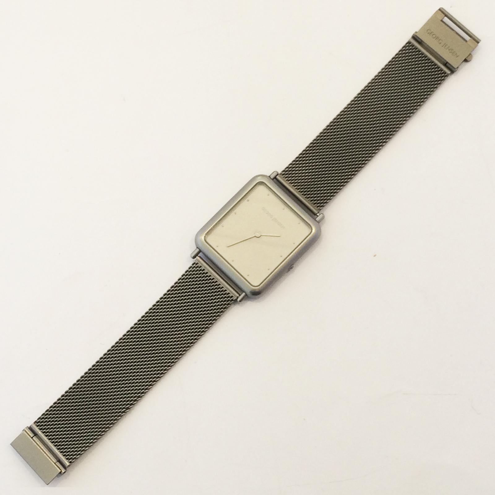 Original Georg Jensen Uhr von Thorup & Bonderup, Quarzwerk in tadellosem Zustand und hält perfekt die Zeit. Es hat eine wunderbare satinierte graue Metalloberfläche, die an sich sehr elegant aussieht, besonders mit dem feinen Chain Mail Band. Das