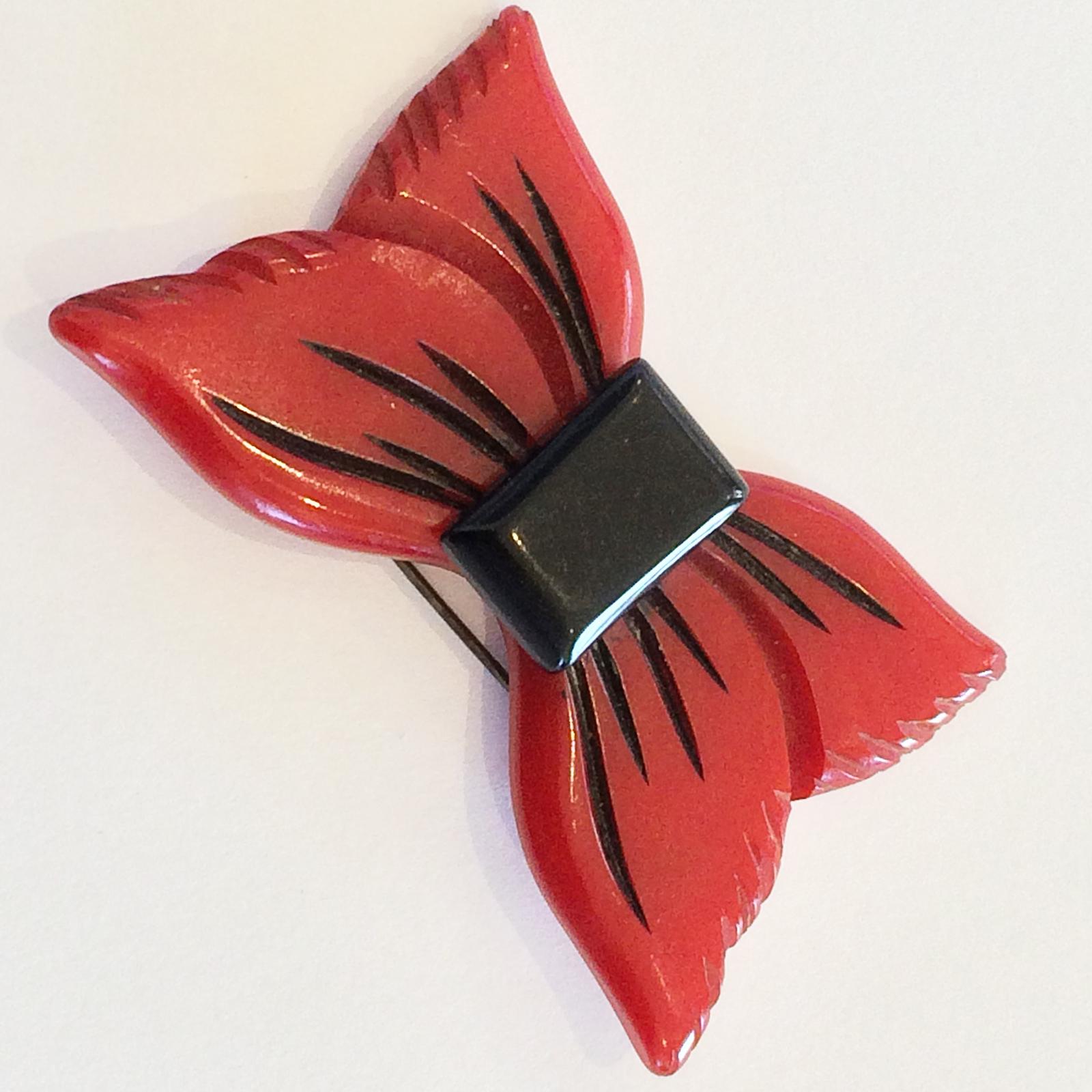 Art Deco Red Bakelite bow or ribbon brooch pin In Good Condition For Sale In Daylesford, Victoria