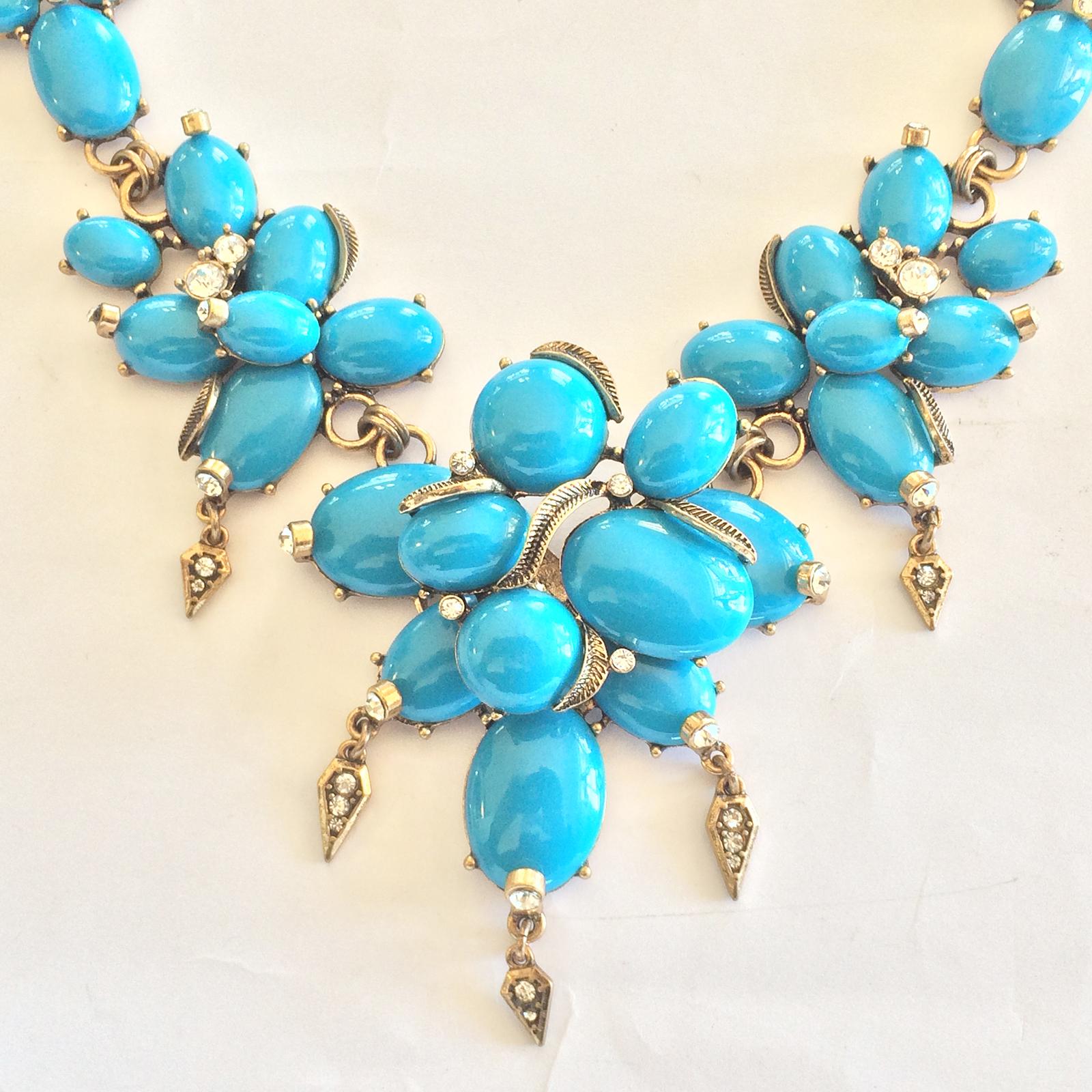 Autentic Oscar De La Renta, “Robin’s Eggs” Blue Cabochons , White Diamantes, with a 3D, centre Pendant area that is suspended forward of the lower Necklace area. A stunning design that is made especially for Runway wear to attract the watchers eyes,