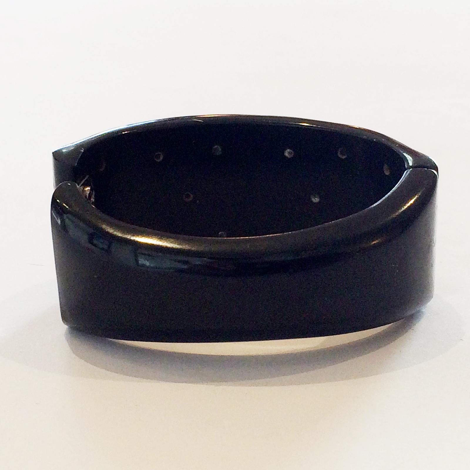 Art Deco rare carved black bakelite hinged clamper bangle bracelet In Good Condition For Sale In Daylesford, Victoria