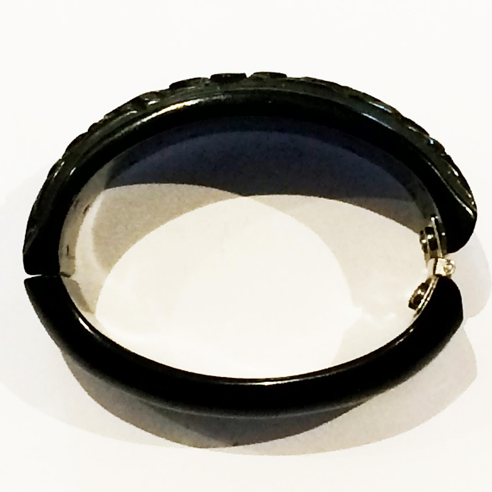 Women's or Men's Art Deco rare carved black bakelite hinged clamper bangle bracelet For Sale