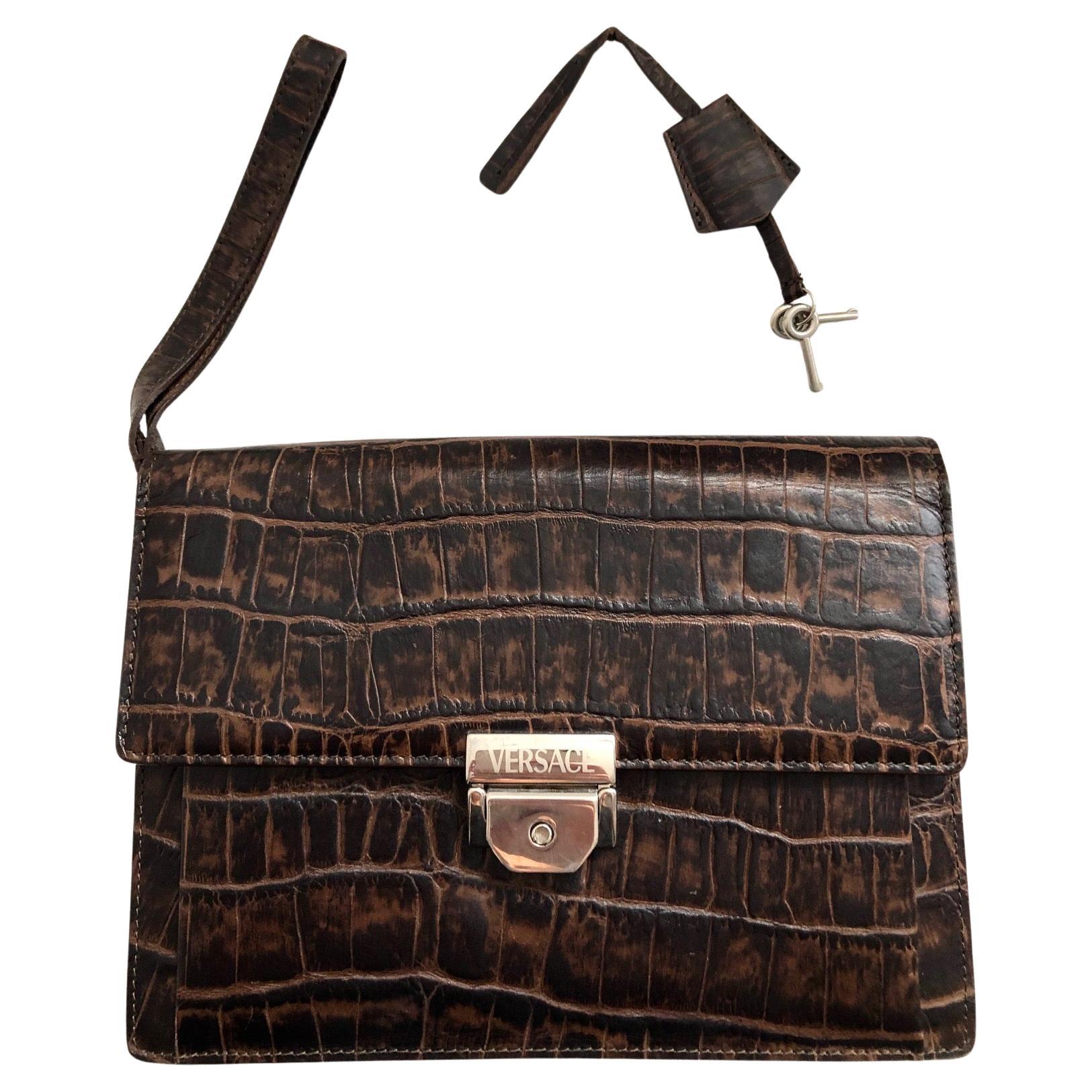 Borsa a busta di Gianni Versace con stampa coccodrillo su pelle marrone, chiusura frontale con frizione e dettaglio del logo, tasca interna con set di chiavi, tracolla piccola.


Condizione: vintage, anni '80, eccellente

Misure: 28x21x4cm 