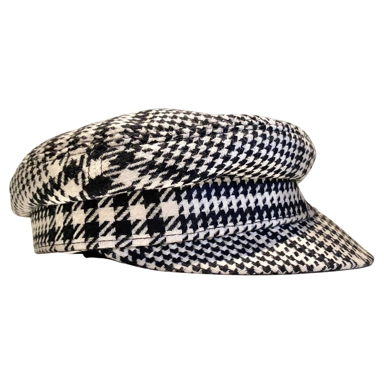 Gianni Versace Black and White Houndstooth flat cap, silver tone metal small Medusa logo o side, 100% wool. Made in Italy

Size: small 

Circumference: 59 cm /23.22'

Condition: vintage, 1990s, very good, light signs of wear 