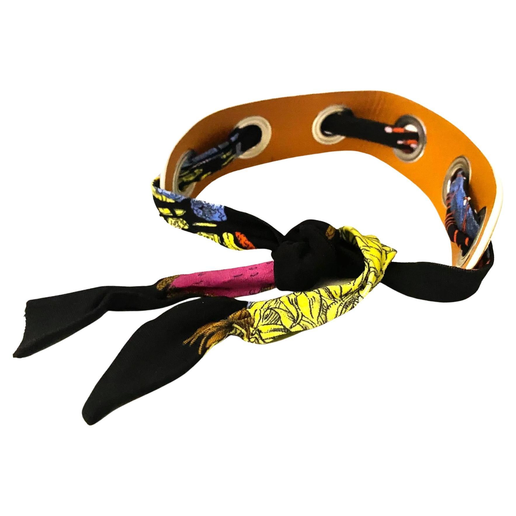 Collare astratto di Emilio Pucci in pelle e tessuto arancione, regolabile 

Misure: 77cm x 4cm

Condizioni: anni 2000, come nuovo 