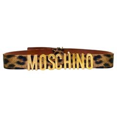 Ceinture Moschino by Redwall des années 1980, imprimé léopard animal avec lettres dorées
