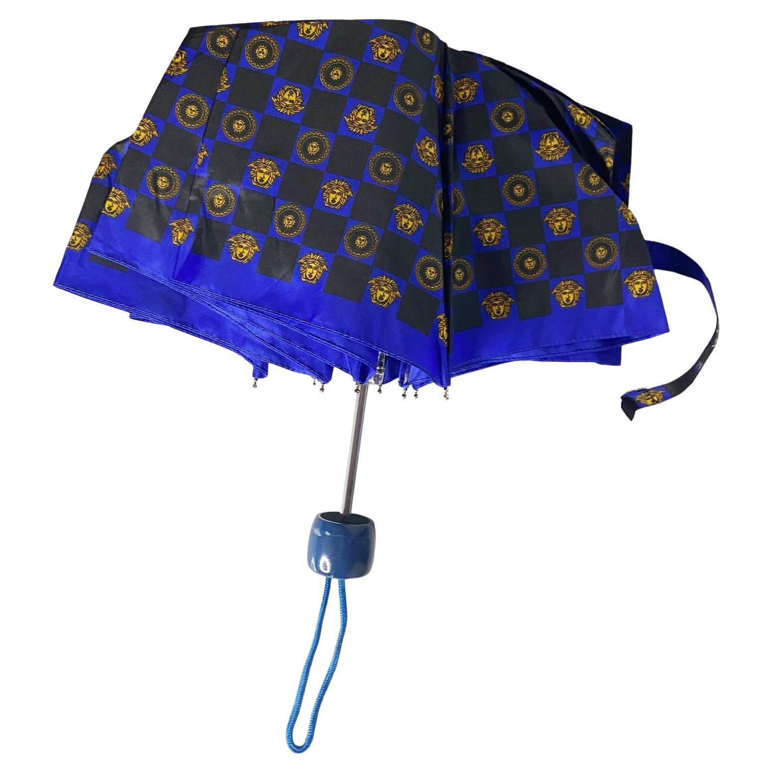 Dieser klassische Regenschirm von Gianni Versace aus den 1980er Jahren in der Farbe Medusa Blue zeichnet sich durch ein zeitloses Design aus, das aus hochwertigen MATERIALEN gefertigt wurde, um Ihnen einen Regenschirm zu bieten, der jahrelang halten