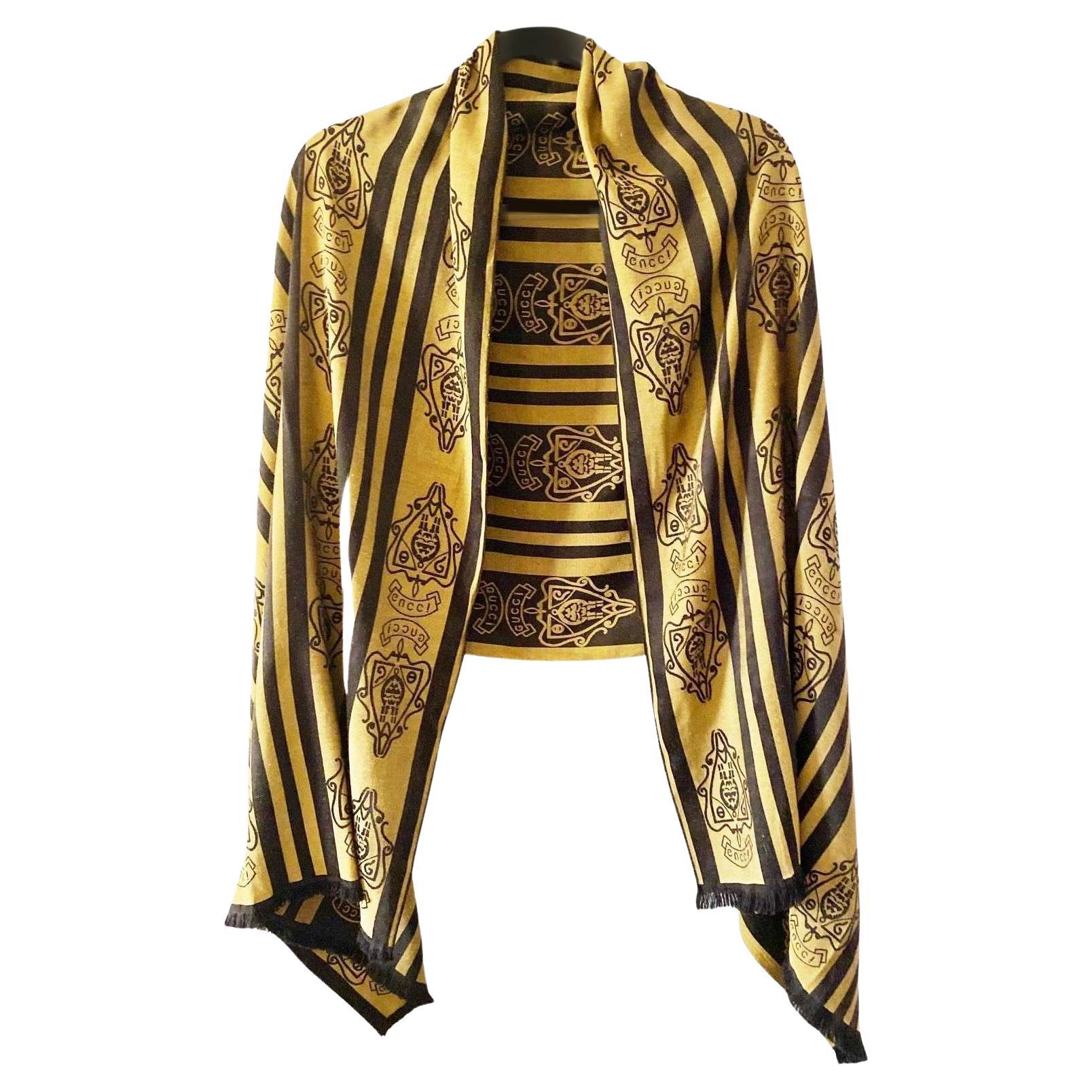 This 1980s Gucci Logo Wool Shawl features bright light brown and black stripes, fringed bottoms, and is composed of luxurious cashmere fabric. It was made in Italy.

Condition: vintage, 1980s, minimal wear 

Dimensions: 26 inches wide and 1 metre 6