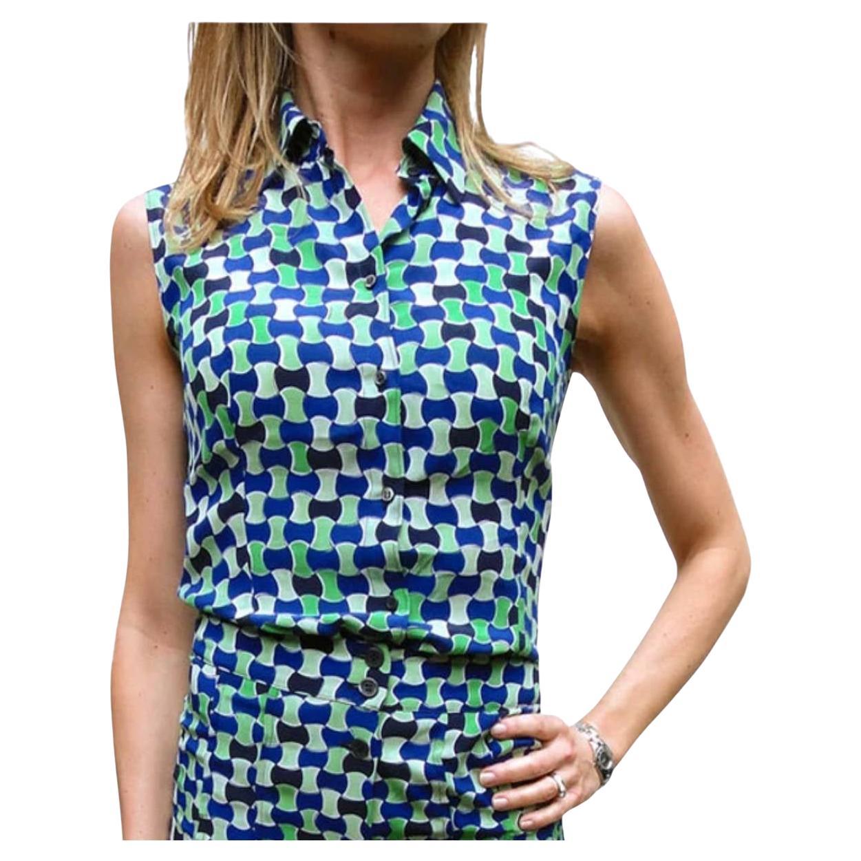 Prada geometric print silk sleeveless shirt
blue, green and white print
frontal button closure
Late 90s in excellent condition
Size: medium 42 (IT) - 4/6 (US) - 10 (UK)
Made in Italy