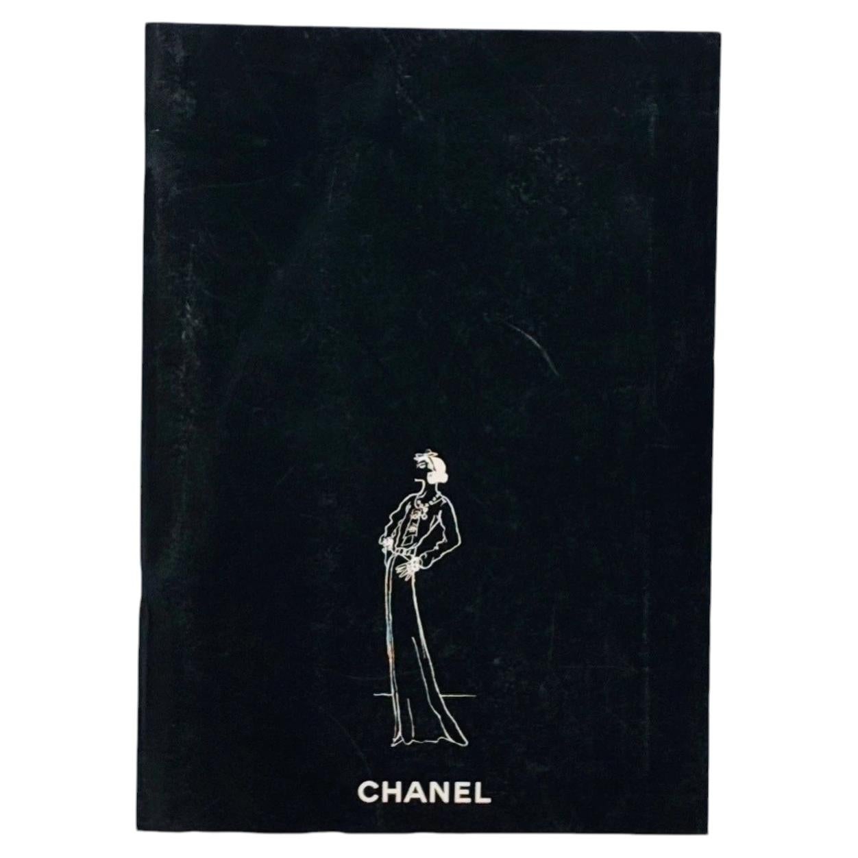 Raro catalogo della mostra “Hommage à Chanel” tenutasi a Roma nel 1987, a cura di Karl Lagerfeld in vendita