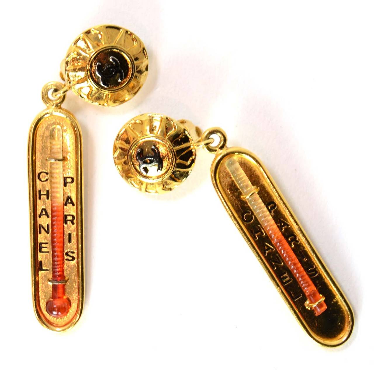 Chanel 1960s Vintage Goldtone Thermometer Dangling Clip On Novelty Earrings In Good Condition In New York, NY