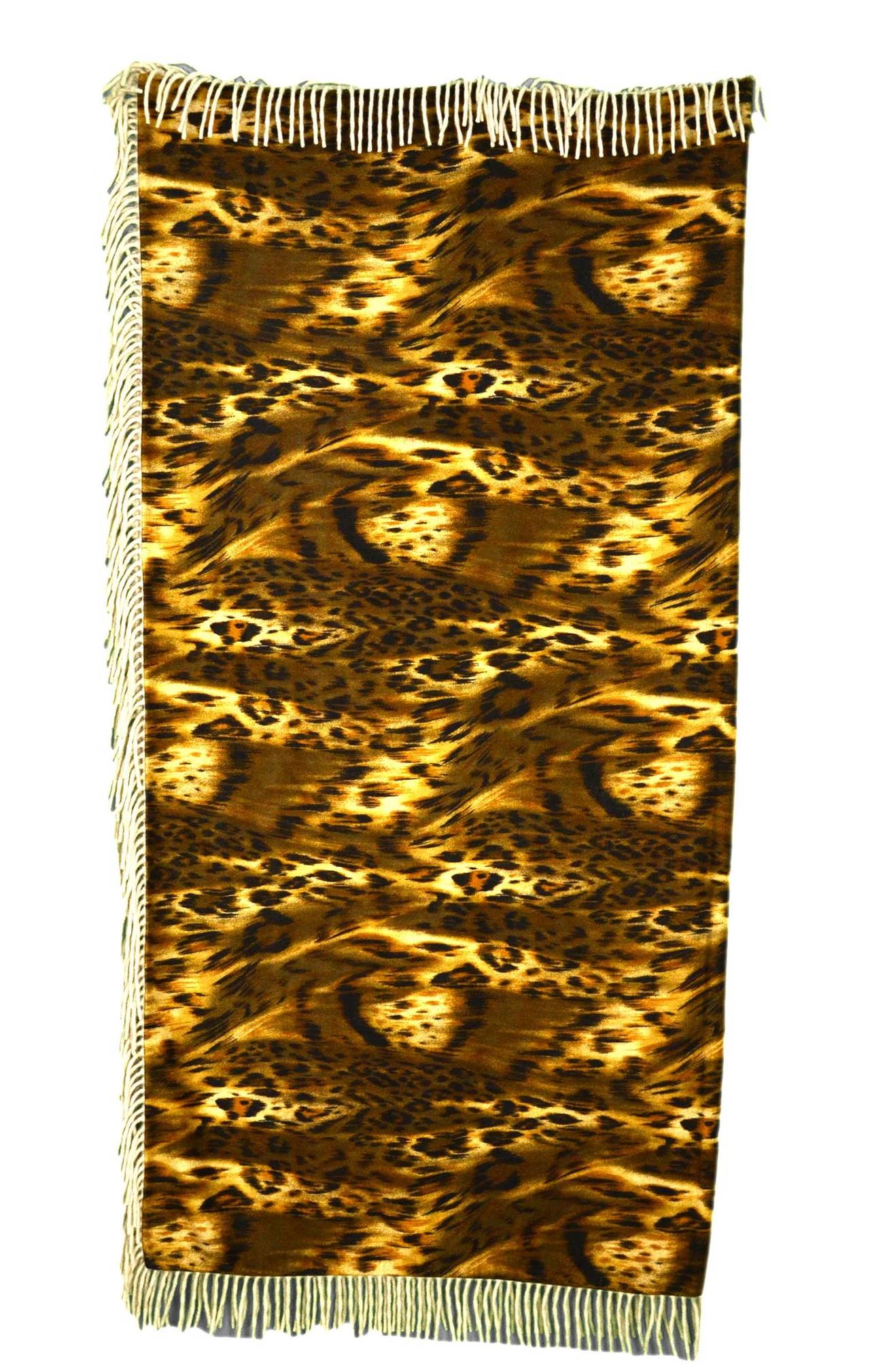Features one side with leopard pattern and the other is solid in an oatmeal color. This piece can be worn as a cape/shawl or used as a blanket/throw

-Made in: Italy
-Color: Brown/Black/Oatmeal
-Composition:100% Cashmere
-Tags: Loro Piana
