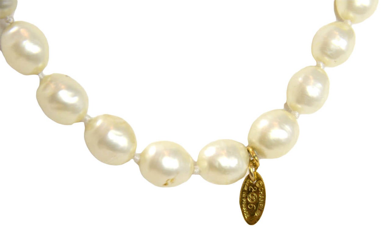 CHANEL Vintage '87 Graduated Pearls Single Strand Necklace In Excellent Condition In New York, NY