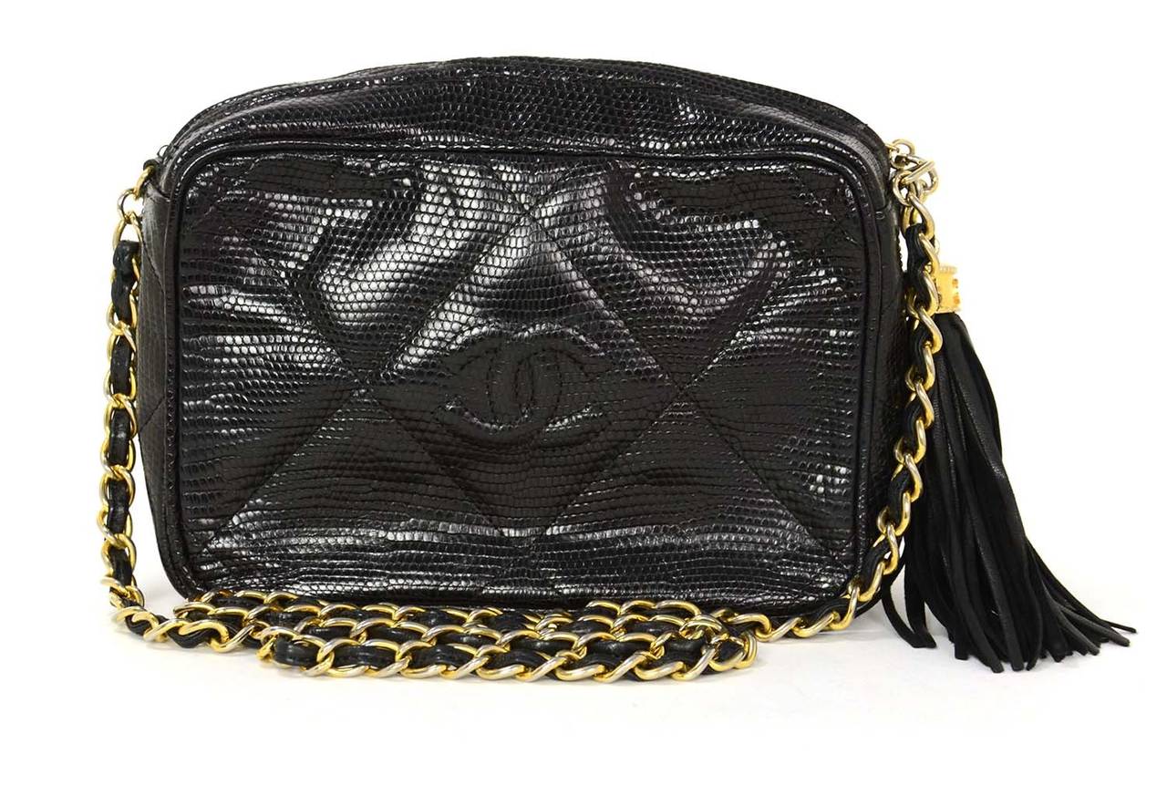 Le sac est orné d'une surpiqûre CC à l'avant et à l'arrière:: et d'une chaîne dorée lacée en cuir. 

-Made in : Italie
-Année de production : 1986-1988
-Couleur : Noir
-Matériel : Goldtone
-Matériaux : Lézard:: métal:: cuir
-Doublure : Cuir