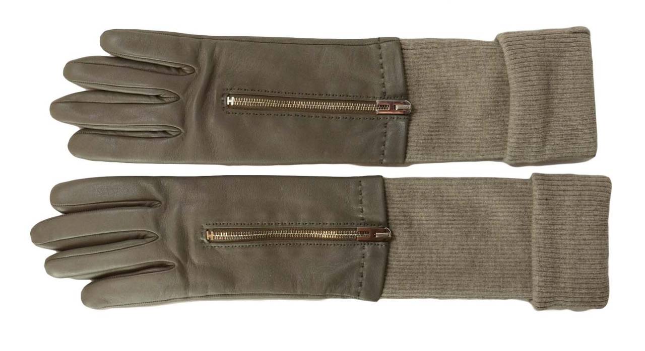 Hermes Grey Leather Gloves with Palladium H Zipper
Features beige ribbed cashmere lining and cuffs allowing for optimal comfort and warmth.

-Made in: France
-Color: Grey
-Composition: Lambskin leather, cashmere, silver and palladium plated
