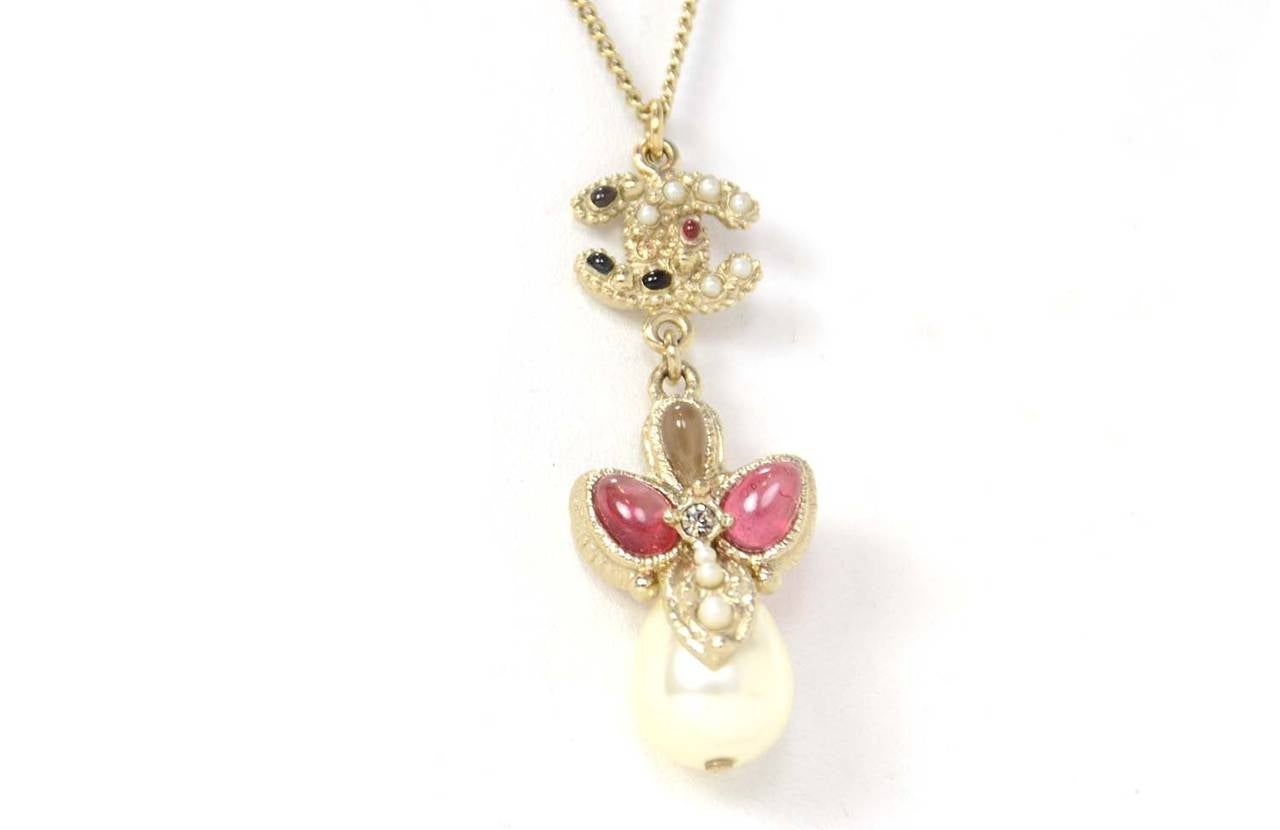 CHANEL CC Long Chain w/ Glass & Pearl Flower Tear Drop Pearl In Excellent Condition In New York, NY