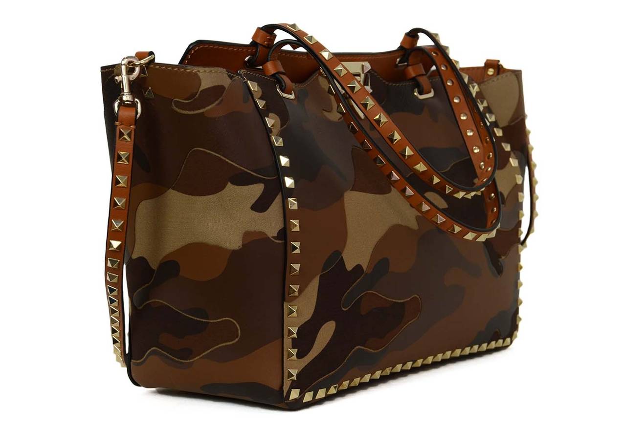 Popular winged tote style with leather handles and optional shoulder strap

-Made in: Italy
-Year of Production: 2014
-Color: Tan, khaki, dark brown
-Hardware: Leather,canvas, metal
-Materials: Pebbled leather
-Lining: Tan leather