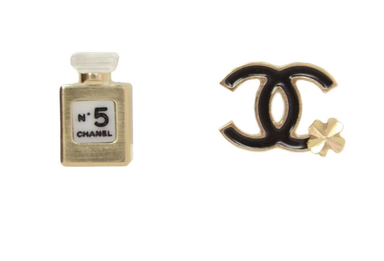 -Made in: Italy
-Year of Production: Not bold
-Stamp: CHANEL B12 A MADE IN ITALY
-Closure: Pin
-Color: Brushed goldtone and black
-Materials: Metal
-Overall Condition: Excellent, like new

Measurements:
CC:.75