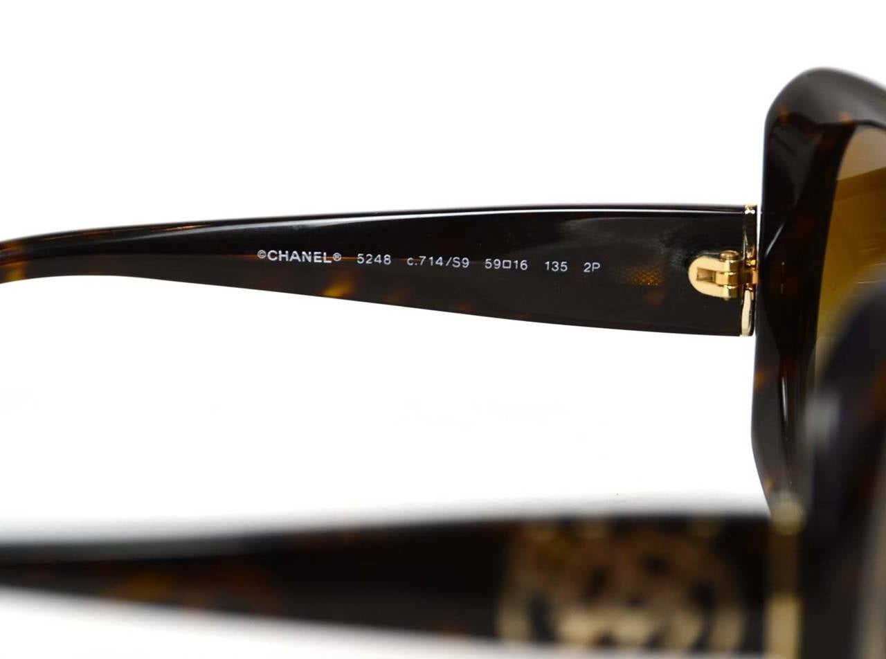 CHANEL Brown Tortoise Shell Frame Polarized Sunglasses In Excellent Condition In New York, NY