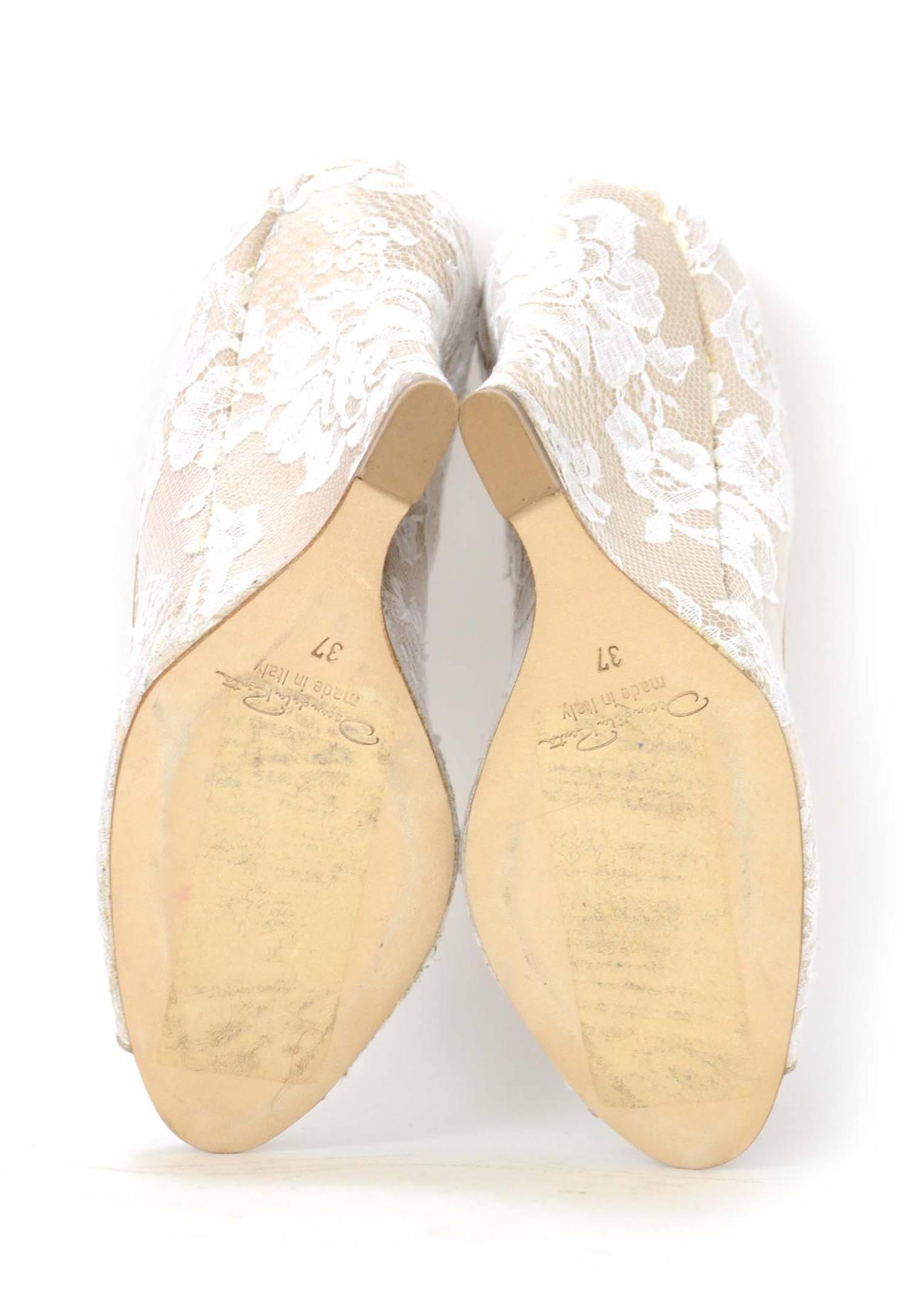 OSCAR DE LA RENTA Nude Peep-toe Wedges W/ White Lace Overlay sz. 37 In Excellent Condition In New York, NY
