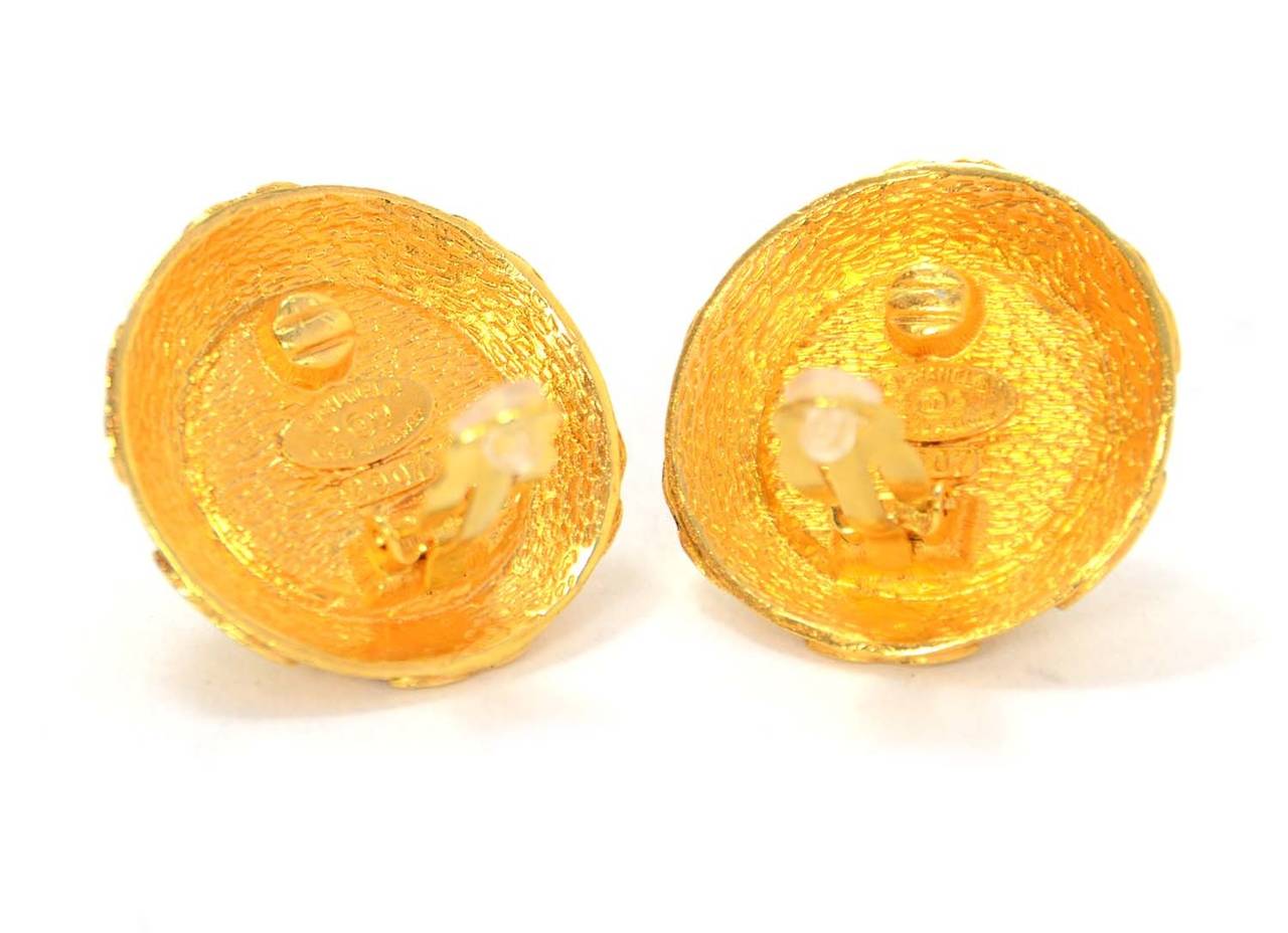 Chanel Vintage 1989 Goldtone and Faux Pearl Clip-on Earrings In Excellent Condition In New York, NY