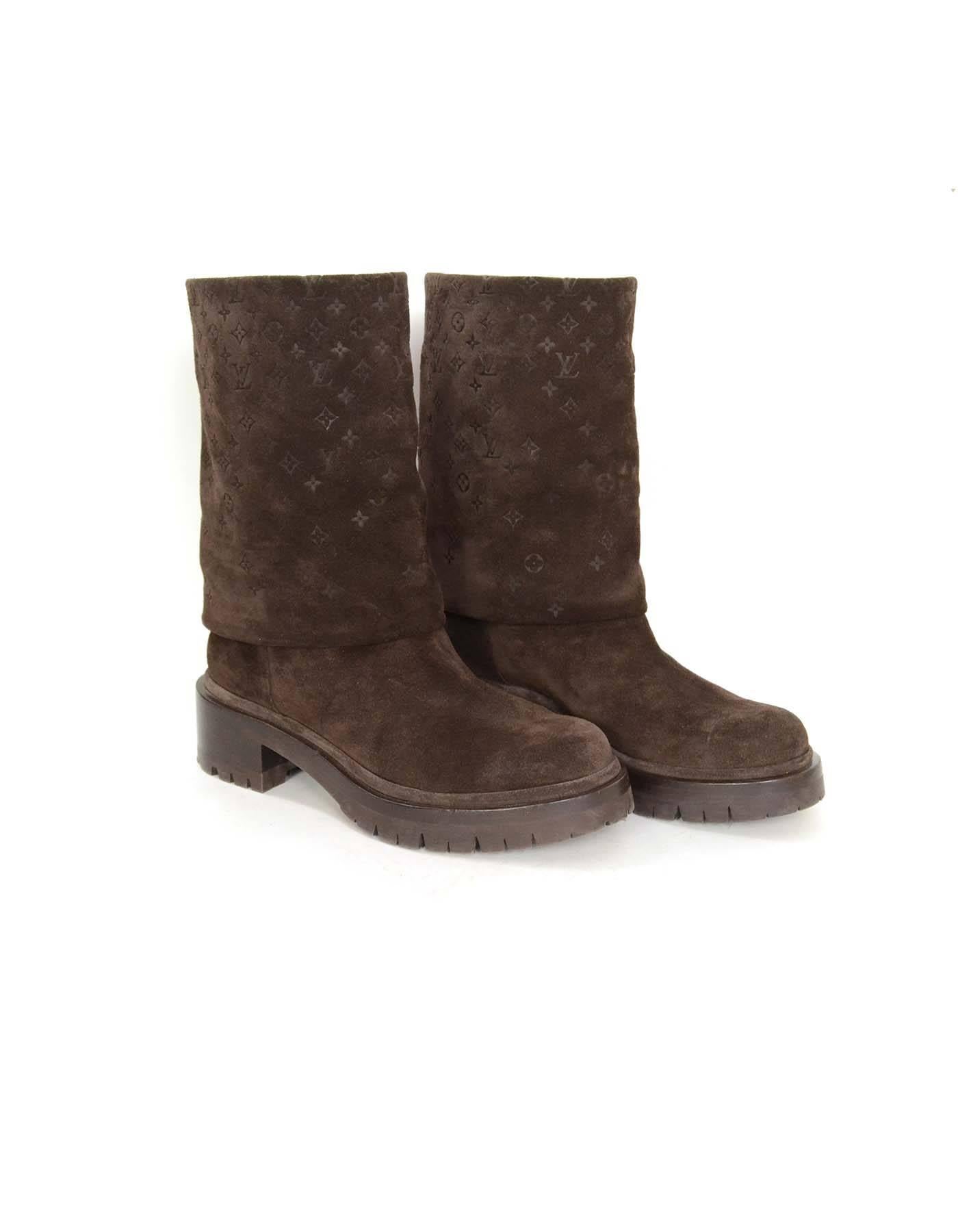 Louis Vuitton Brown Suede Foldover Monogram Cuff Boot sz. 37.5
Features folded-down top embossed with a LV monogram pattern
Made in: Italy
Color: Brown
Composition: Suede and rubber
Insole Stamp: TG0164 Made in Italy 37 1/2
Closure/opening:
