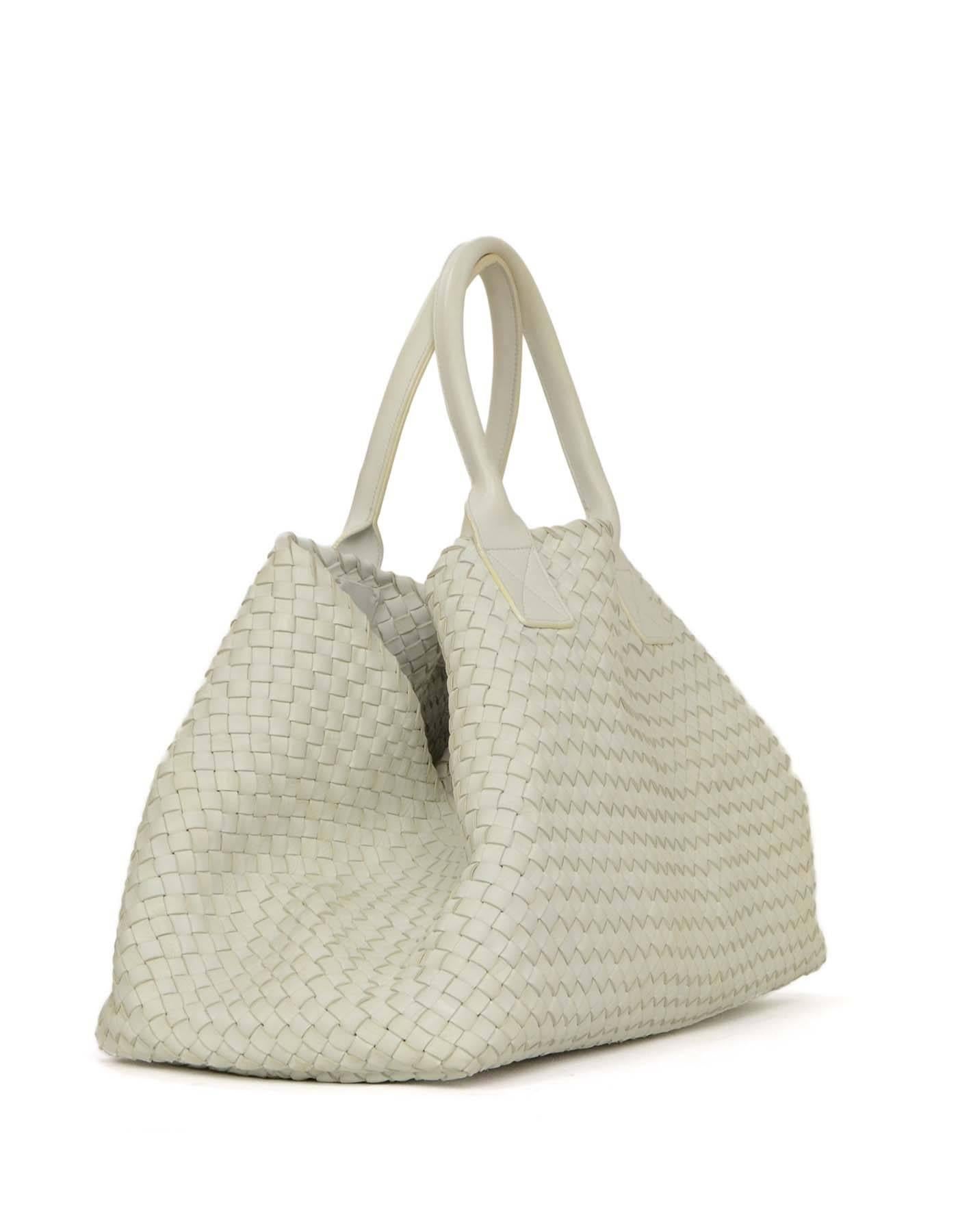 Bottega Veneta Weiße gewebte große Cabat-Tasche 
Hinweis: Leder ist handgewebt
Hergestellt in: Italien
Produktionsjahr: 2003
Farbe: Weiß
Hardware: Goldtone
MATERIALIEN: Leder
Innenfutter: Weißes Leder
Verschluss/Öffnung: Oben offen
Äußere