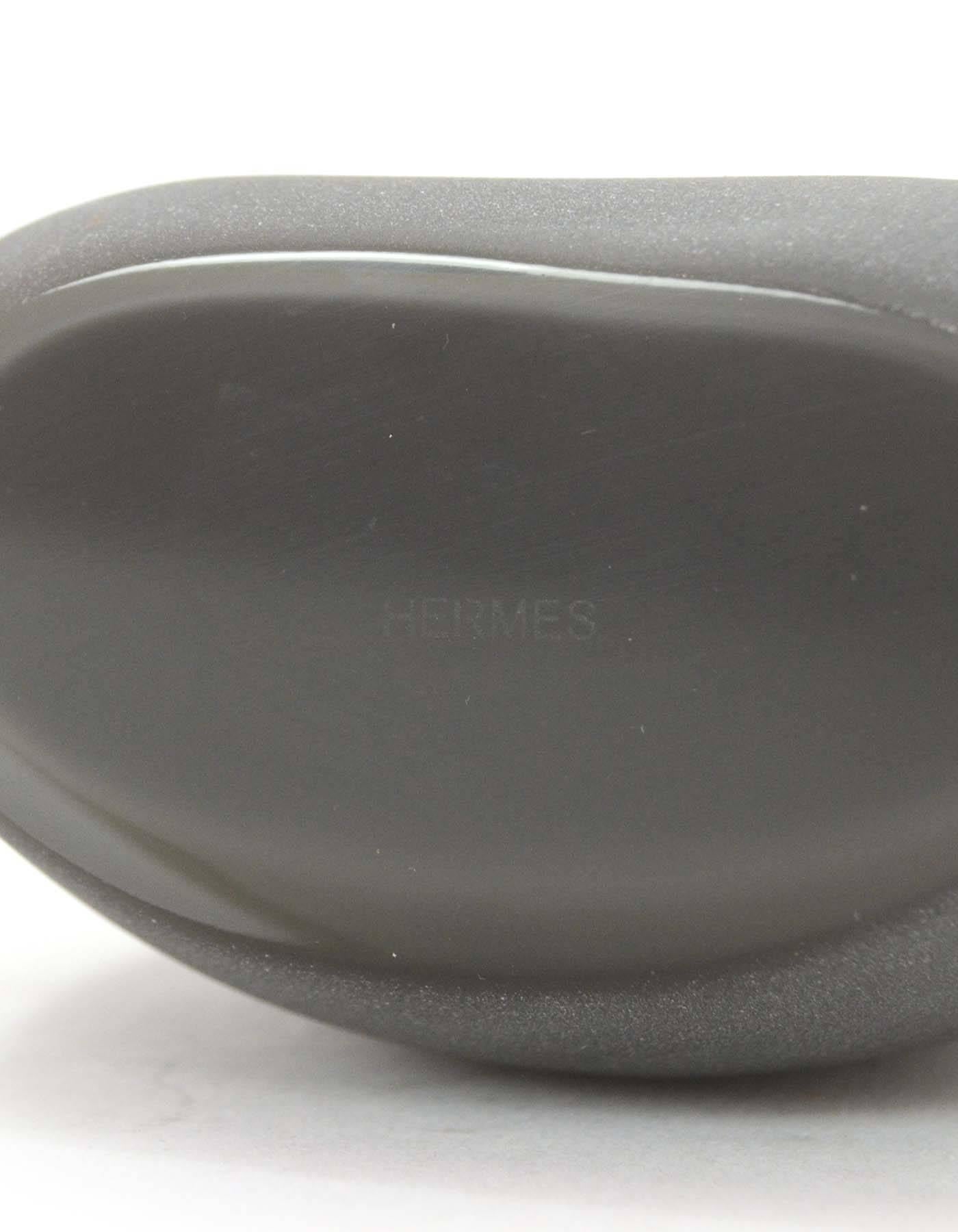 Hermes Small Grey Ceramic Vase In Excellent Condition In New York, NY