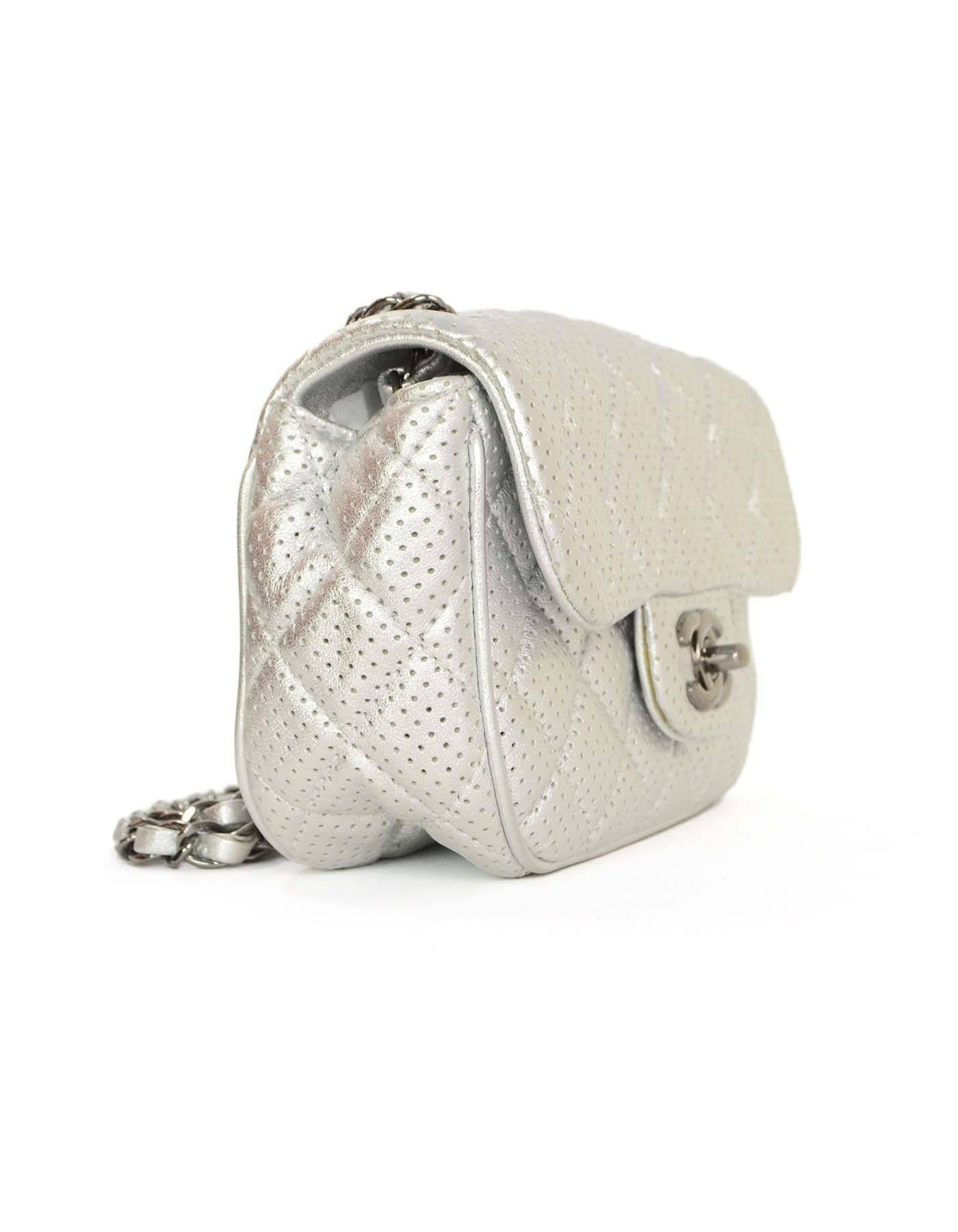 Chanel Silberne gelochte Mini-Klappentasche
Mit Steppdetails und Beschlägen aus Rotguss

Hergestellt in: Frankreich
Produktionsjahr: 2015
Farbe: Silber mit Gunmetal (abgedunkeltes Silber) Hardware
Hardware: Gunmetal 
MATERIALIEN: