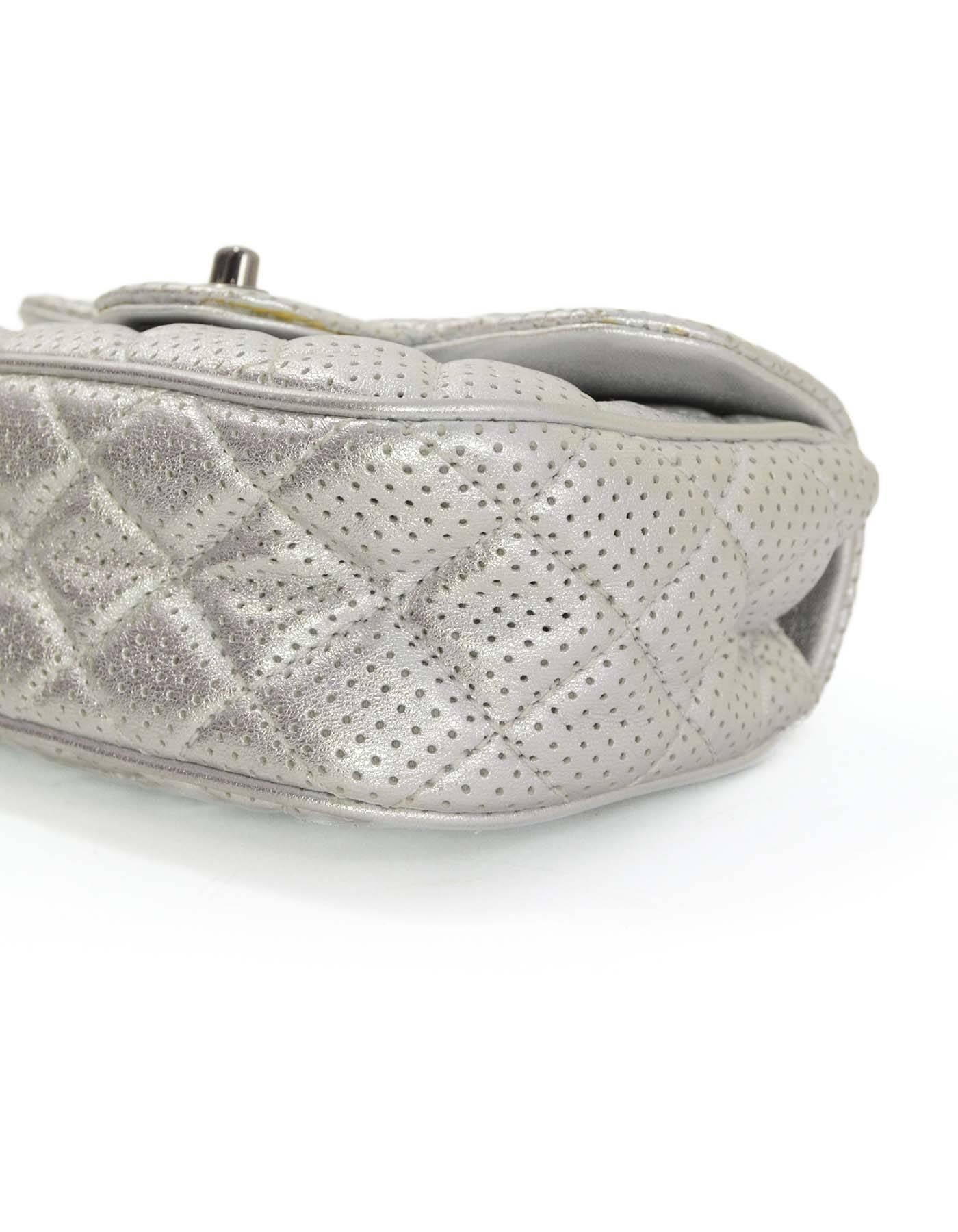 Chanel Silber Metallic Perforierte Mini-Klappentasche 1
