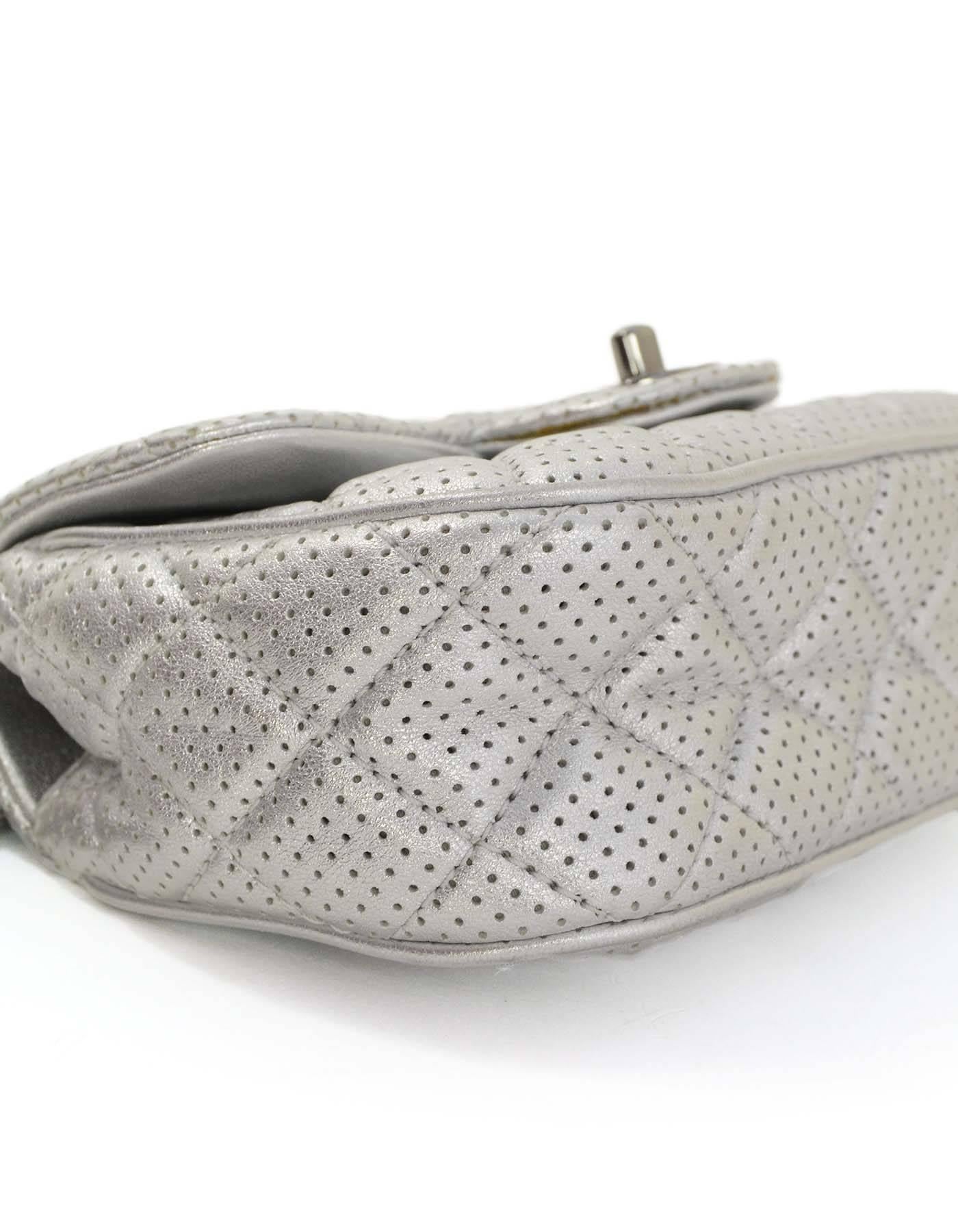 Chanel Silber Metallic Perforierte Mini-Klappentasche Damen