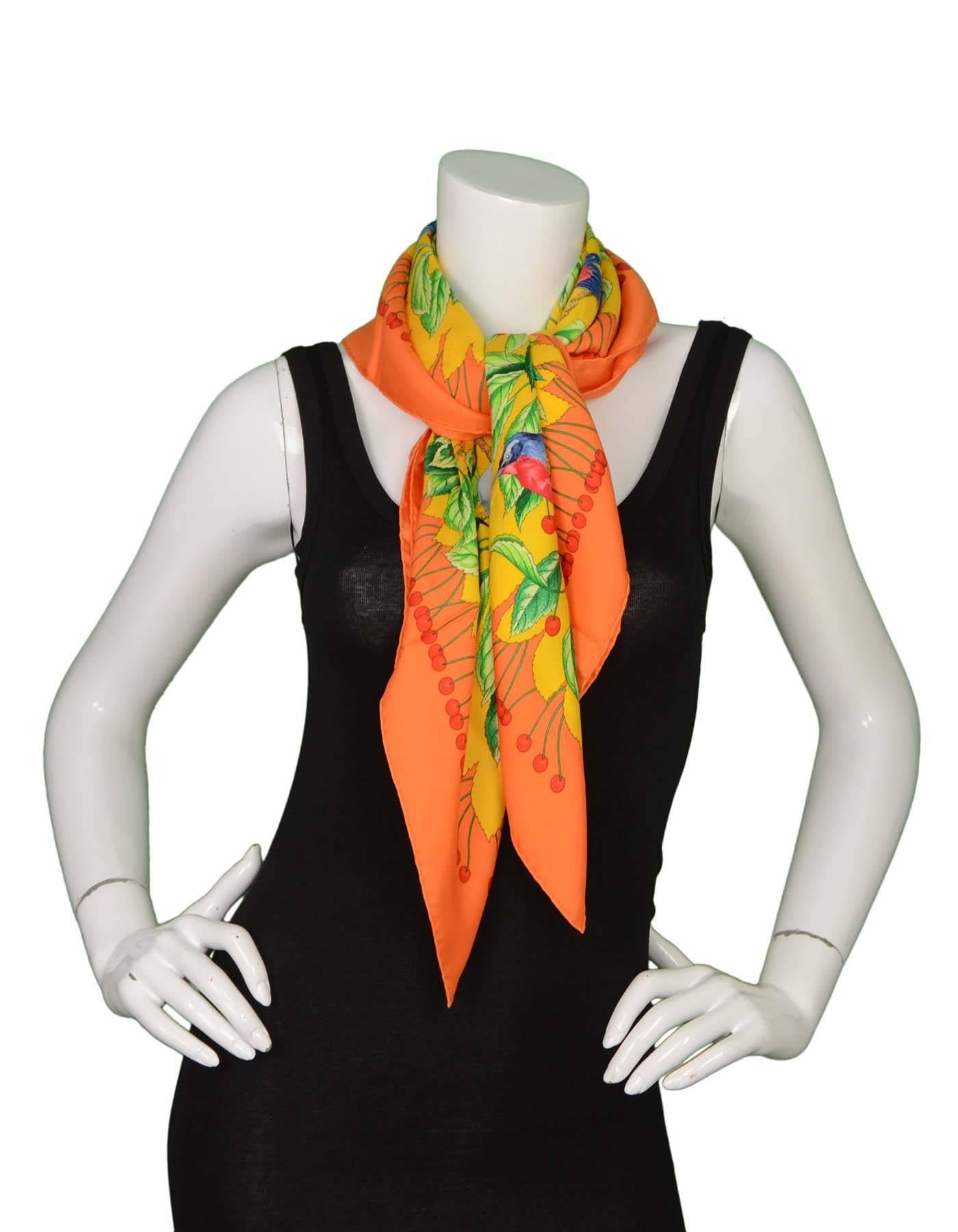 Seidenschal Les Merises mit orangefarbenen Vögeln und Kirschen von Hermès, 90 cm 3