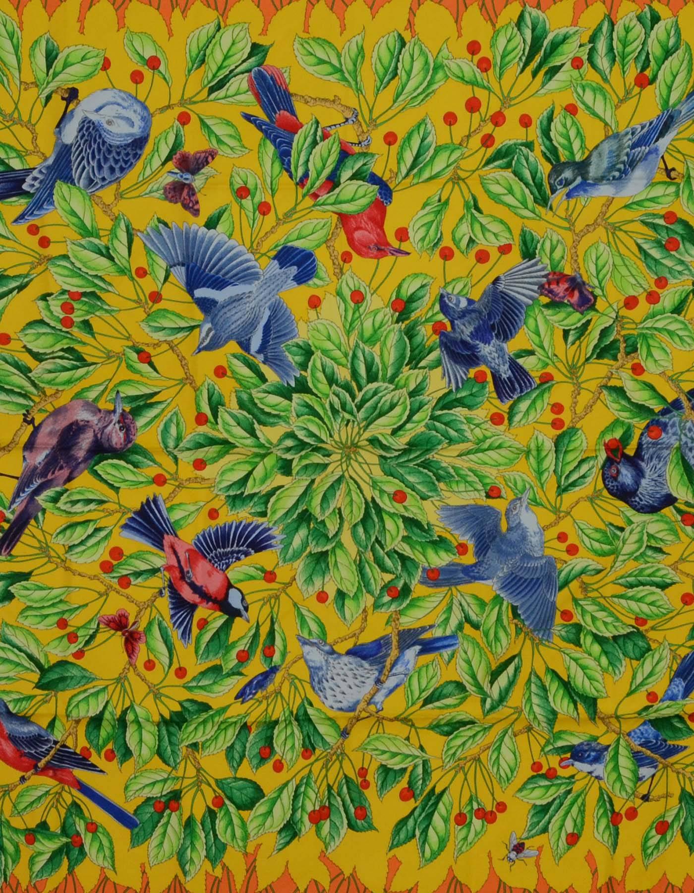 Hermes Vögel & Kirschen Les Merises 90cm Seidenschal 
Durchgehend mit blauen Vögeln, Beeren und Blättern bedruckt
Hergestellt in: Frankreich
Farbe: Orange, gelb, blau, grün und rot
Zusammensetzung: 100% Seide
Allgemeiner Zustand: