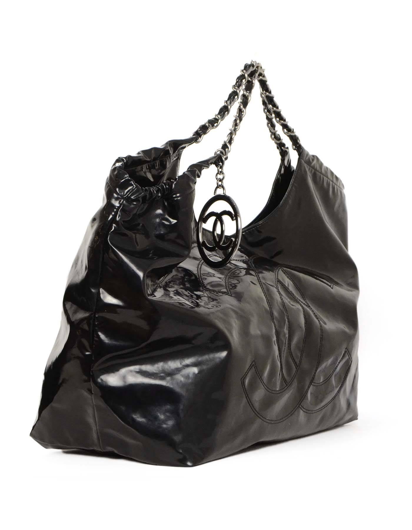 Chanel Schwarzes Vinyl XL Coco Cabas Tote 
Mit großem CC auf der Vorderseite und CC-Logo-Charme aus Metall
Hergestellt in: Italien
Produktionsjahr: 2008
Farbe: Schwarz
Hardware: Silvertone
MATERIALIEN: Vinyl
Innenfutter: Schwarzer