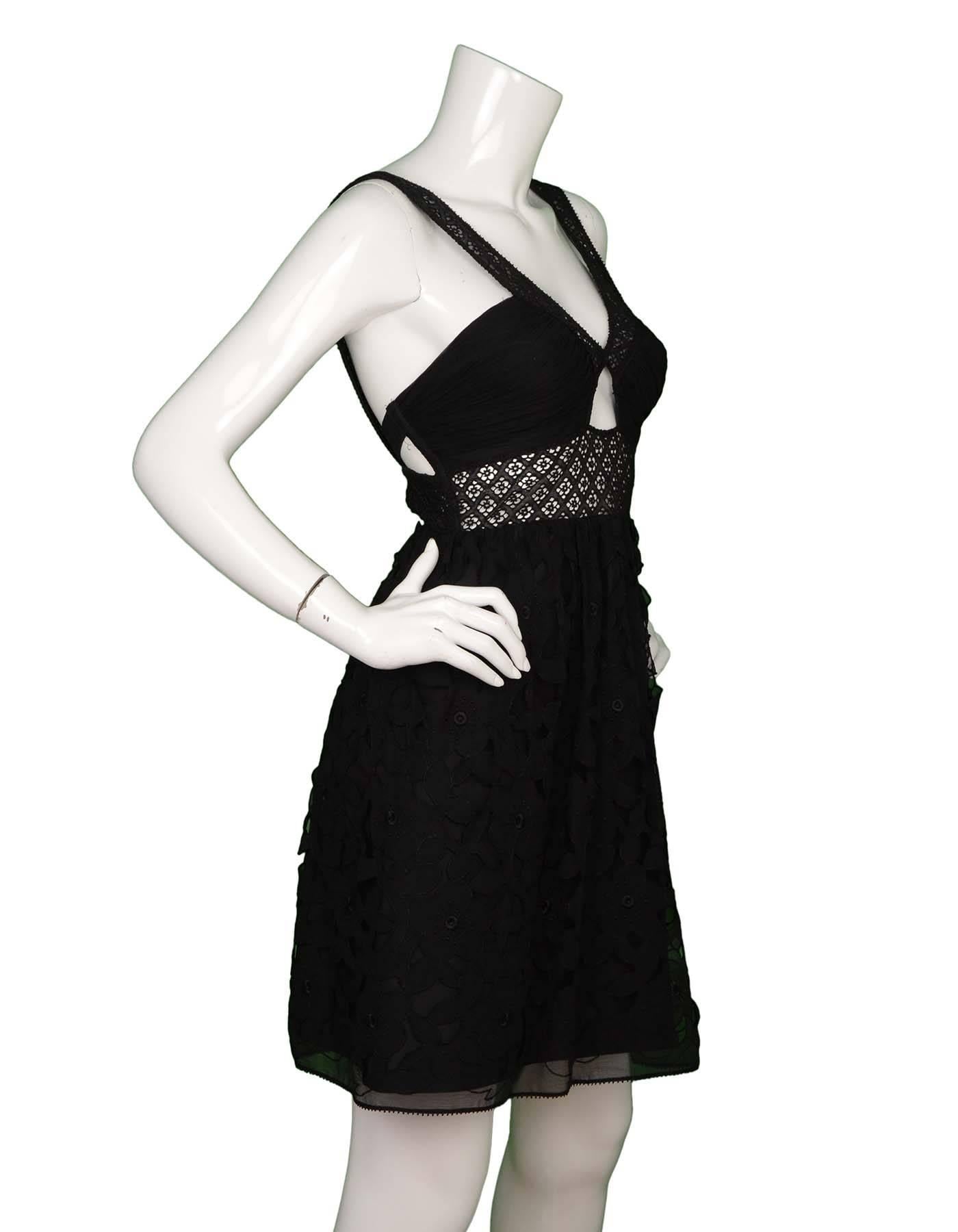 La Perla Silk & Lace Dress sz 44
Features black floral lace overlay and cut out
Made In: Italy
Color: Black
Composition: 41% Silk, 25% acetate, 24% cotton, 10% polyester
Lining: 65% Acetate, 35% rayon
Closure/Opening: Back button closure with