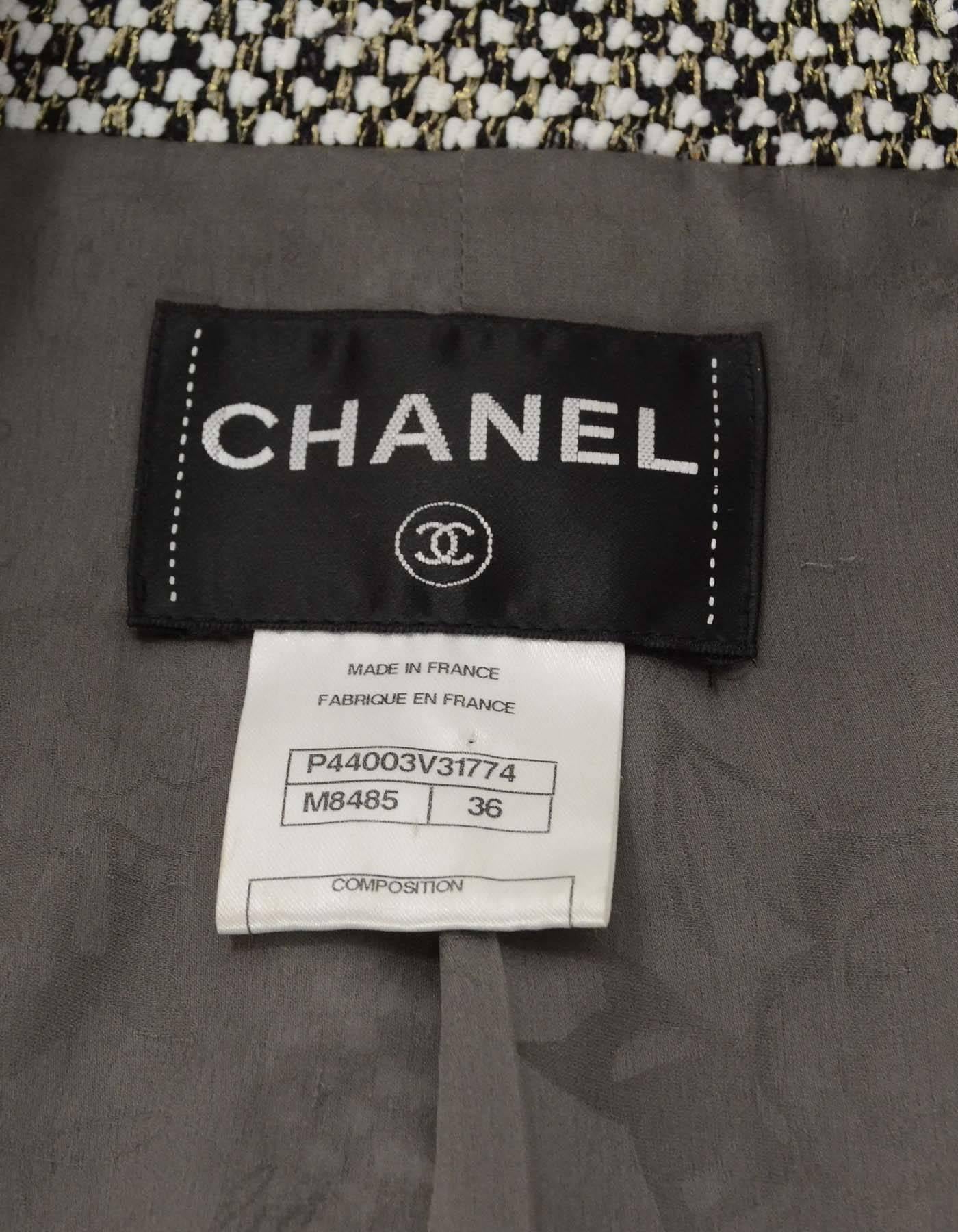 Chanel Black & White Boucle Jacket sz 36 In Excellent Condition In New York, NY