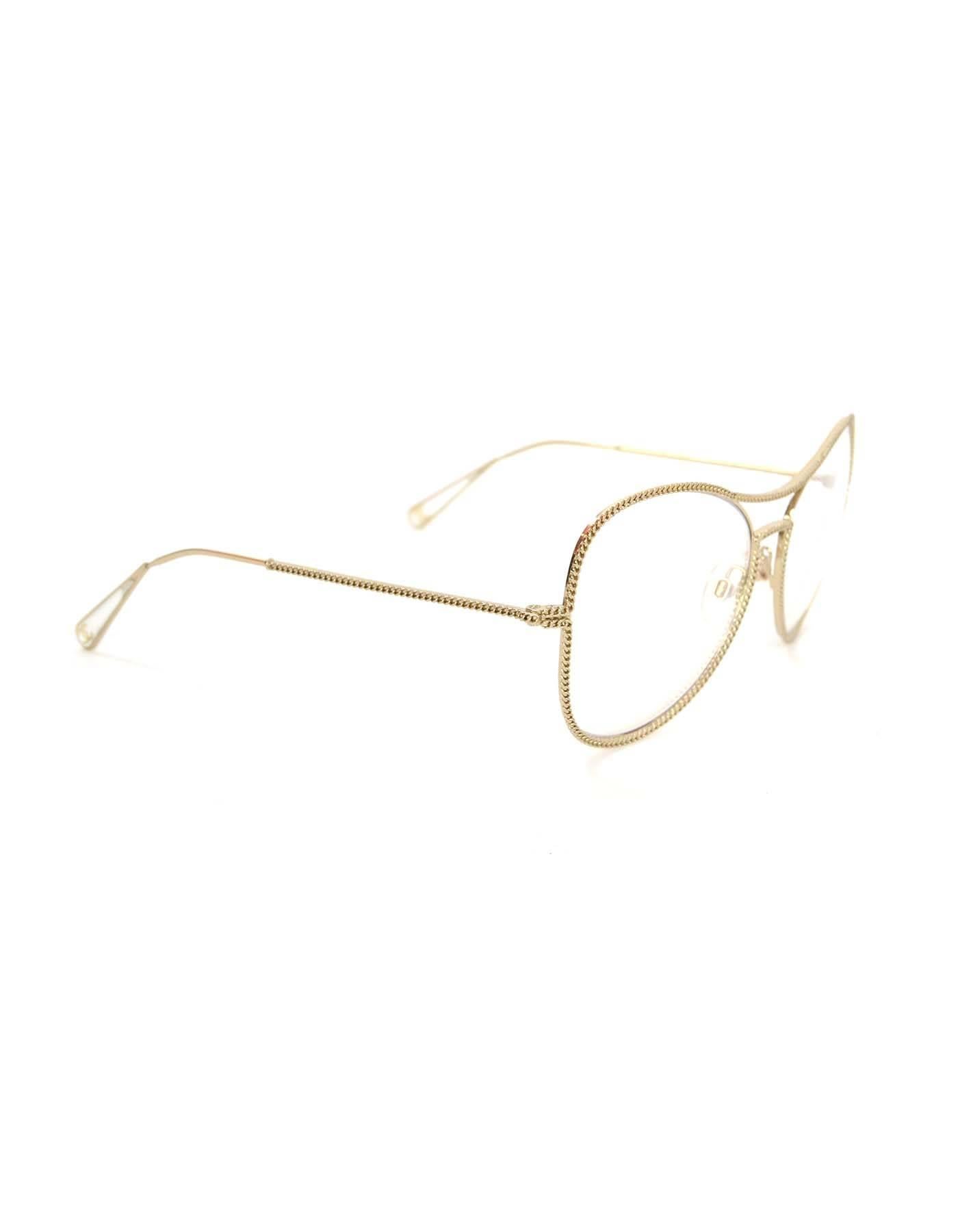 Occhiali da sole Aviator di Chanel in oro chiaro a catena
Lenti trasparenti con bordo a catena
Prodotto in: Italia
Anno di produzione: 2015
Colore: Oro chiaro
Materiali: Metallo e vetro
Numero di identificazione: BC13756529
Timbro: Braccio