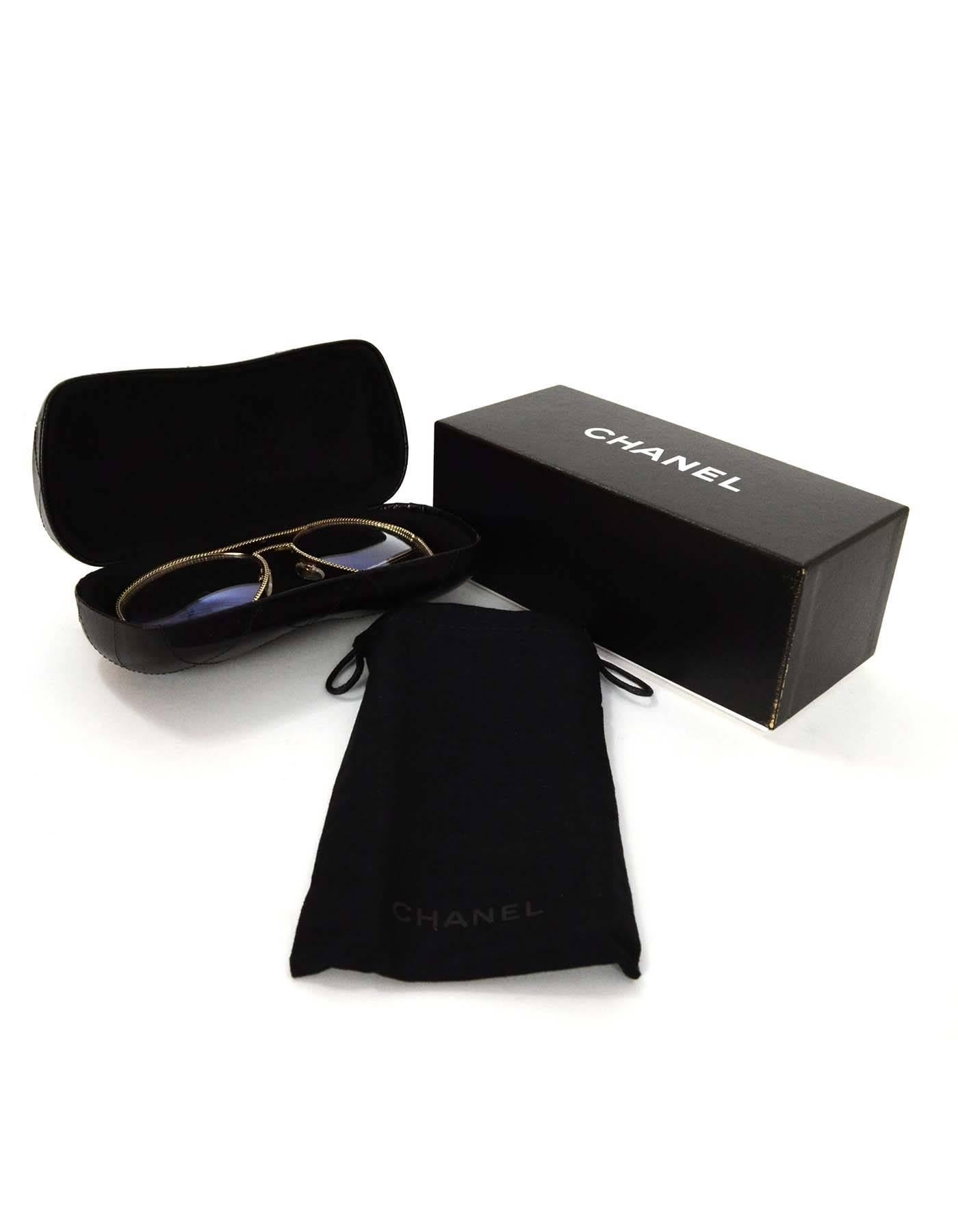 Occhiali da sole Aviator di Chanel in oro chiaro a catena 1