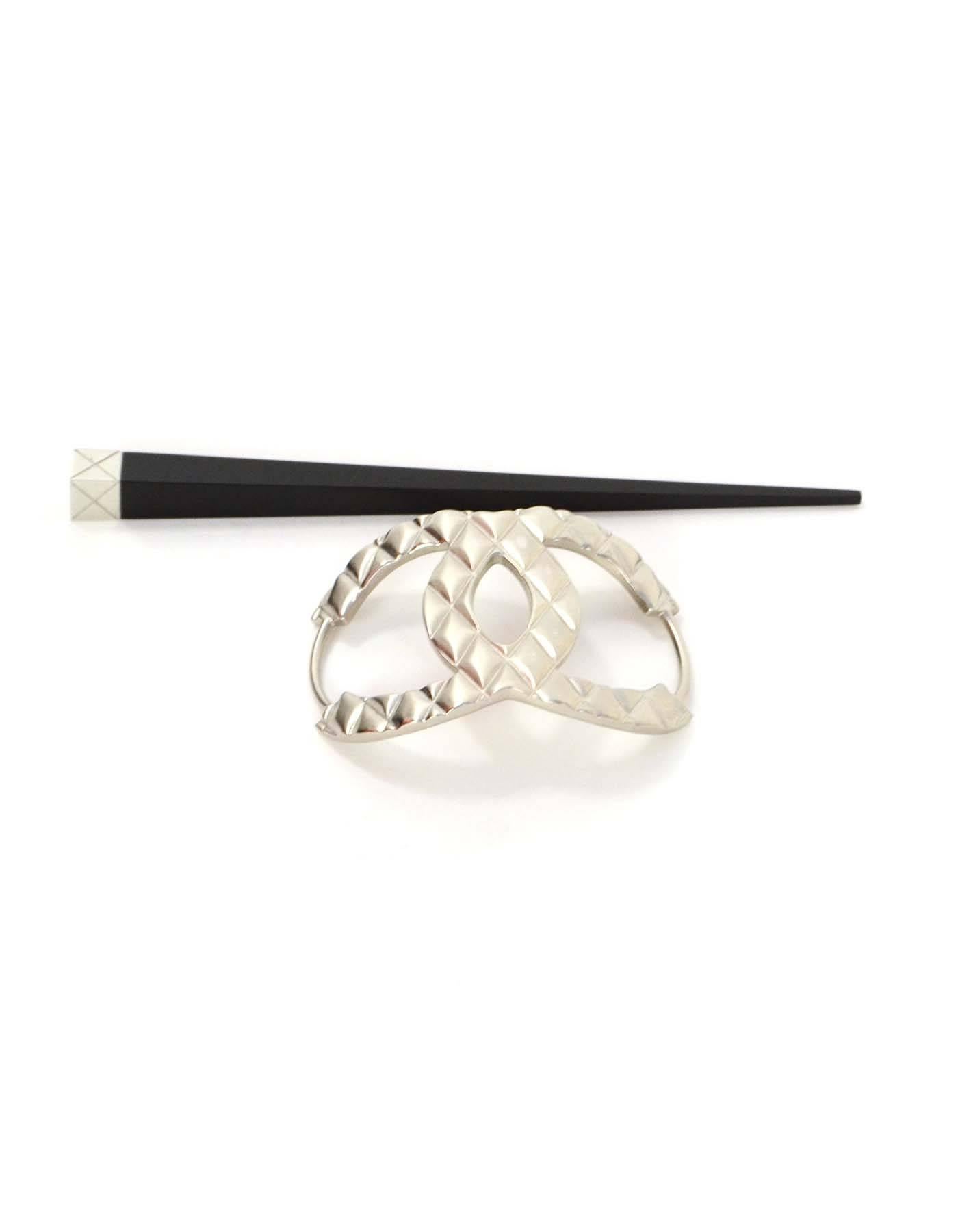 Chanel '15 Quilted Silver CC Hair Pin 
Features quilted silvertone block at end of black resin needle
Made In: Italy
Year of Production: 2015
Color: Black and brushed silvertone
Materials: Resin and metal
Closure/Opening: None
Stamp: B15 CC