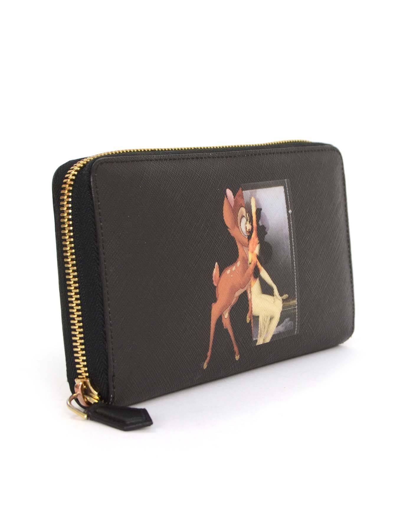 Givenchy Bambi Druck Saffiano Zip-Around Brieftasche 
Hergestellt in: Rumänien
Produktionsjahr: 2014
Farbe: Schwarz, Hellbraun, Elfenbein, Grau und Lila
Hardware: Goldtone
MATERIALIEN: Saffiano Leder
Innenfutter: Schwarzes
