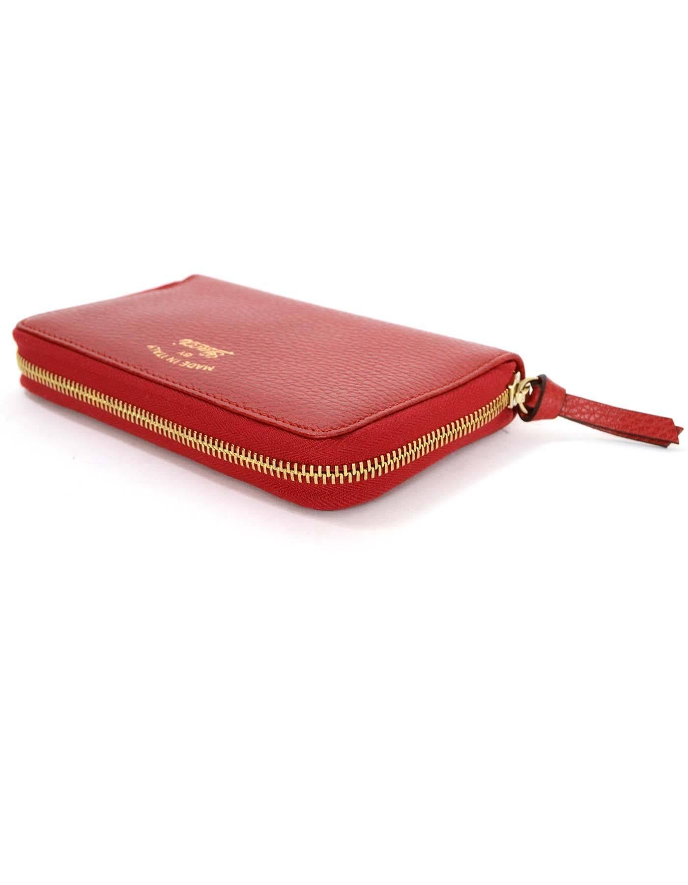Gucci Red Leather Swing Zippy Wallet GHW In Excellent Condition In New York, NY