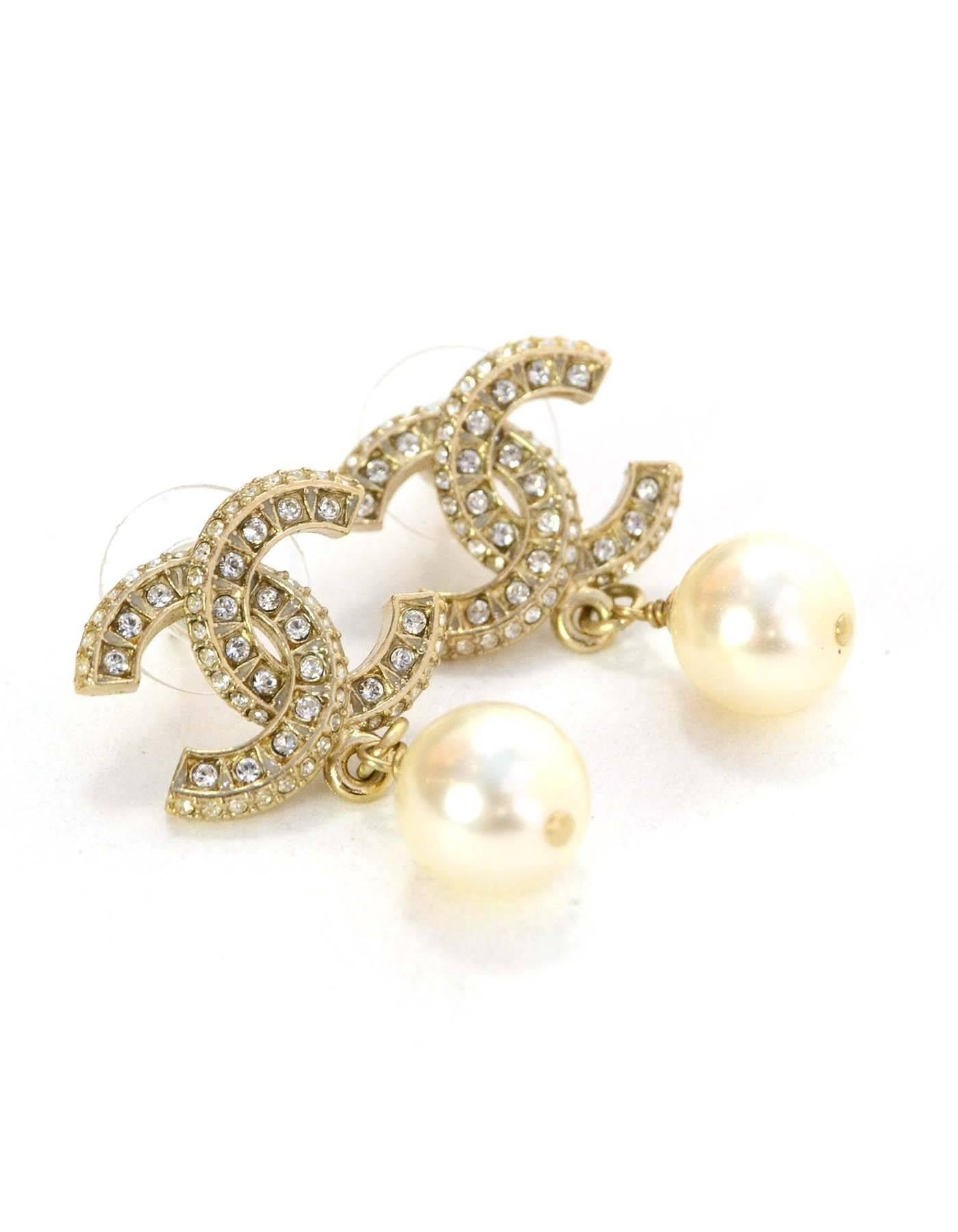 Chanel NEW '16 Crystal & Pearl CC Drop Earrings
Made In: France
Year of Production: 2016
Color: Pale gold and ivory
Materials: Metal, crystal and faux pearl
Closure: Pierced back
Stamp: F16 CC V
Overall Condition: Excellent pre-owned