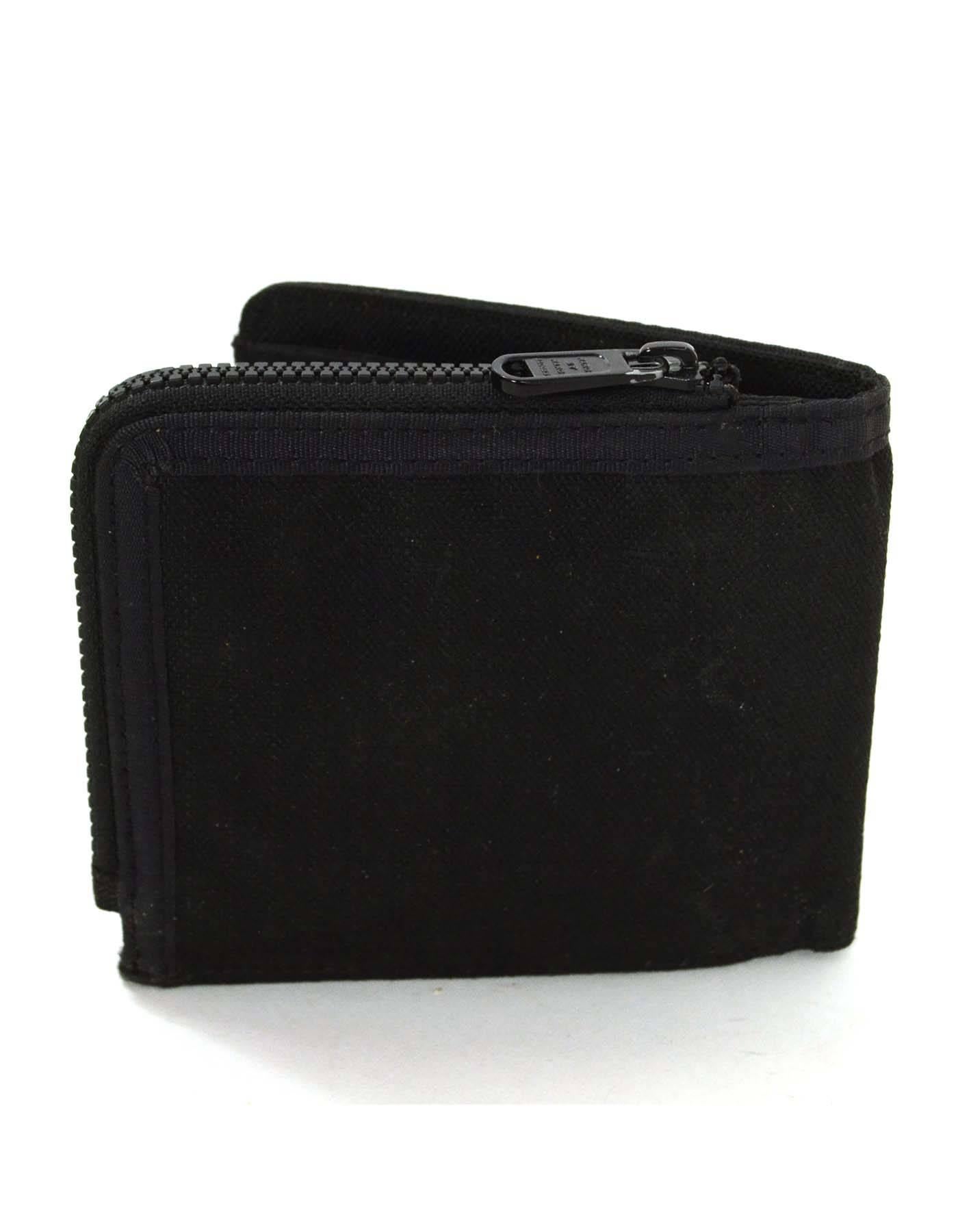 Marc By Marc Jacobs Black Canvas Mens Wallet 
Features tag with Marc by Marc Jacobs logo stitched on front corner of wallet
Made In: China
Color: Black
Harware: Black
Materials: Canvas
Closure/Opening: Bi-fold closure
Exterior Pockets: One