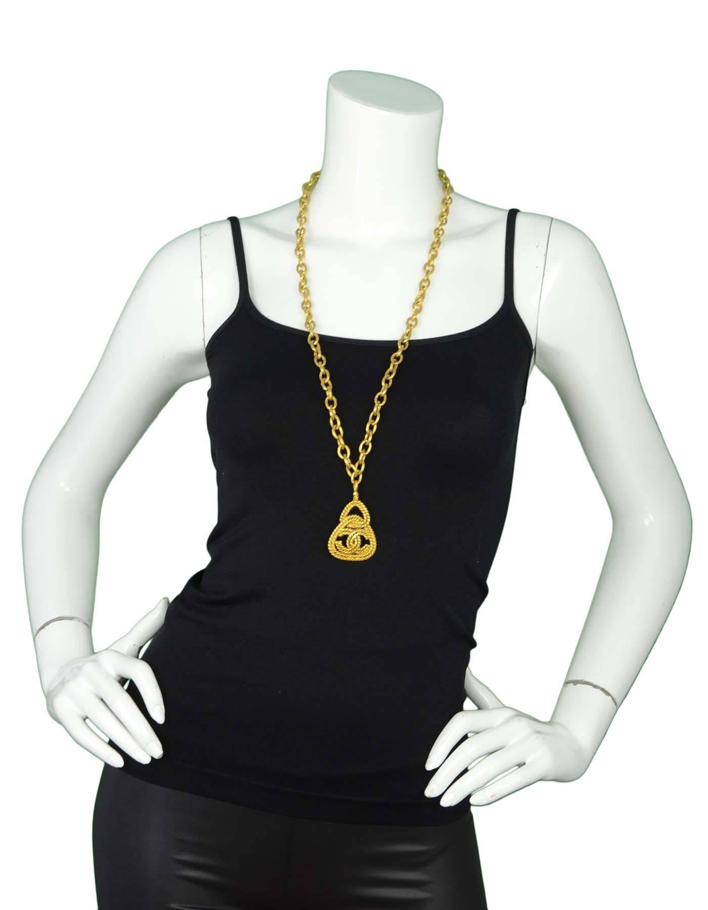 Chanel Vintage Necklace with CC Charm

Features CC pendant

Made In: France
Year of Production: 1991
Color: Goldtone
Materials: Metal
Closure: Jumpring closure
Stamp: 2 CC 8
Overall Condition: Excellent vintage, pre-owned