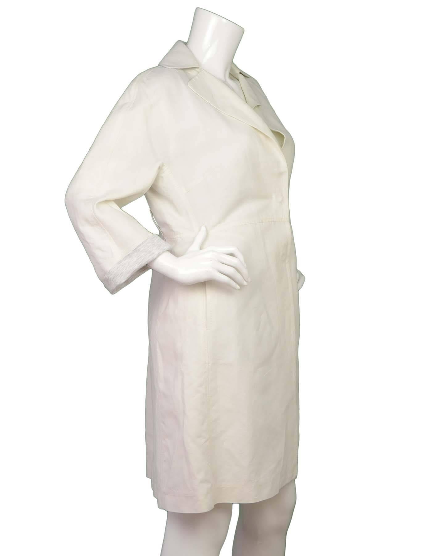 Brunello Cuccinelli White Cotton Jacket
Made In: Italy
Color: White
Composition: 55% cotton, 45% linen
Lining: Grey and white, 90% cotton, 10% lycra
Closure/Opening: Front hidden double snap closure
Exterior Pockets: Two hip slit